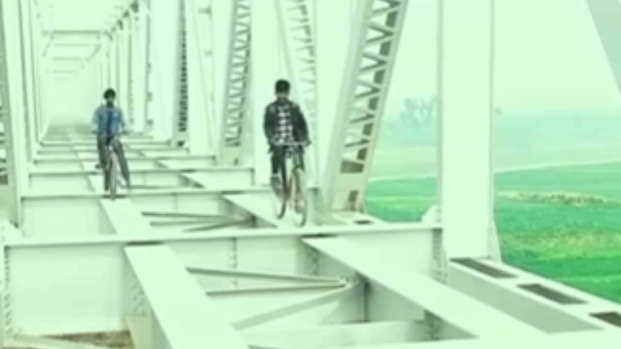 Stunt Video: Bridge ਤੇ ਮੁੰਡਿਆਂ ਨੇ ਕੀਤਾ ਖ਼ਤਰਨਾਕ ਸਟੰਟ, ਦੇਖ ਕੇ ਰਹਿ ਜਾਓਗੇ ਦੰਗ