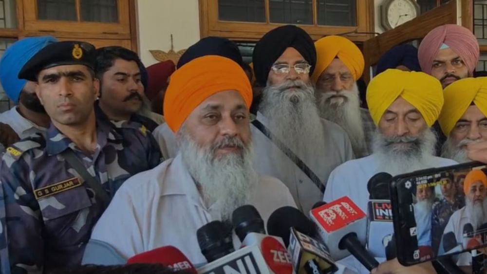 ਅੱਜ ਸਾਬਕਾ ਅਕਾਲੀ ਦਲ ਪ੍ਰਧਾਨ ਸੁਖਬੀਰ ਬਾਦਲ ਐਡਵੋਕੇਟ ਧਾਮੀ ਨੂੰ ਮਨਾਉਣ ਲਈ ਉਨ੍ਹਾਂ ਦੇ ਹੁਸ਼ਿਆਰਪੁਰ ਸਥਿਤ ਘਰ ਪਹੁੰਚੇ। ਅਕਾਲੀ ਦਲ ਦੇ ਕਾਰਜਕਾਰੀ ਪ੍ਰਧਾਨ ਬਲਵਿੰਦਰ ਸਿੰਘ ਭੂੰਦੜ ਅਤੇ ਹੋਰ ਆਗੂ ਵੀ ਉਨ੍ਹਾਂ ਦੇ ਨਾਲ ਸਨ।