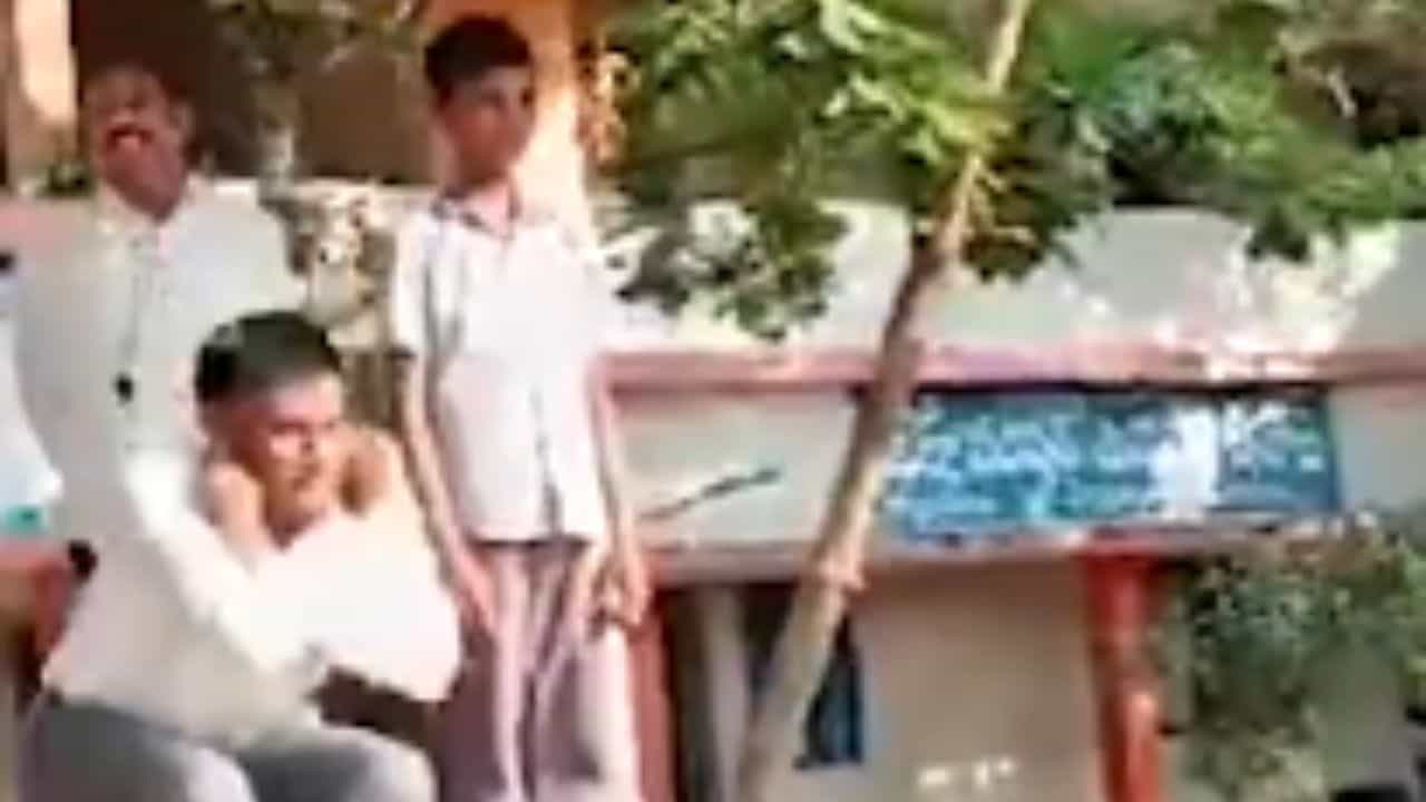 Viral: ਸਕੂਲ ਵਿੱਚ ਬੱਚਿਆਂ ਦੇ ਸਾਹਮਣੇ ਮਾਸਟਰ ਨੇ ਕੀਤੀ ਉੱਠਕ-ਬੈਠਕ, ਦੇਖੋ Video