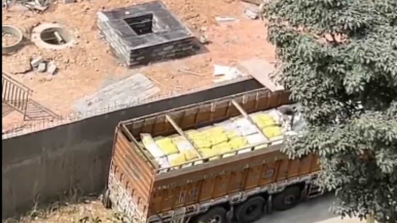 Viral: ਬੋਰੀਆਂ ਪਹੁੰਚਾਉਣ ਲਈ ਸ਼ਖਸ ਨੇ ਲਗਾਇਆ ਜ਼ਬਰਦਸਤ ਜੁਗਾੜ, ਦੇਖੋ VIDEO