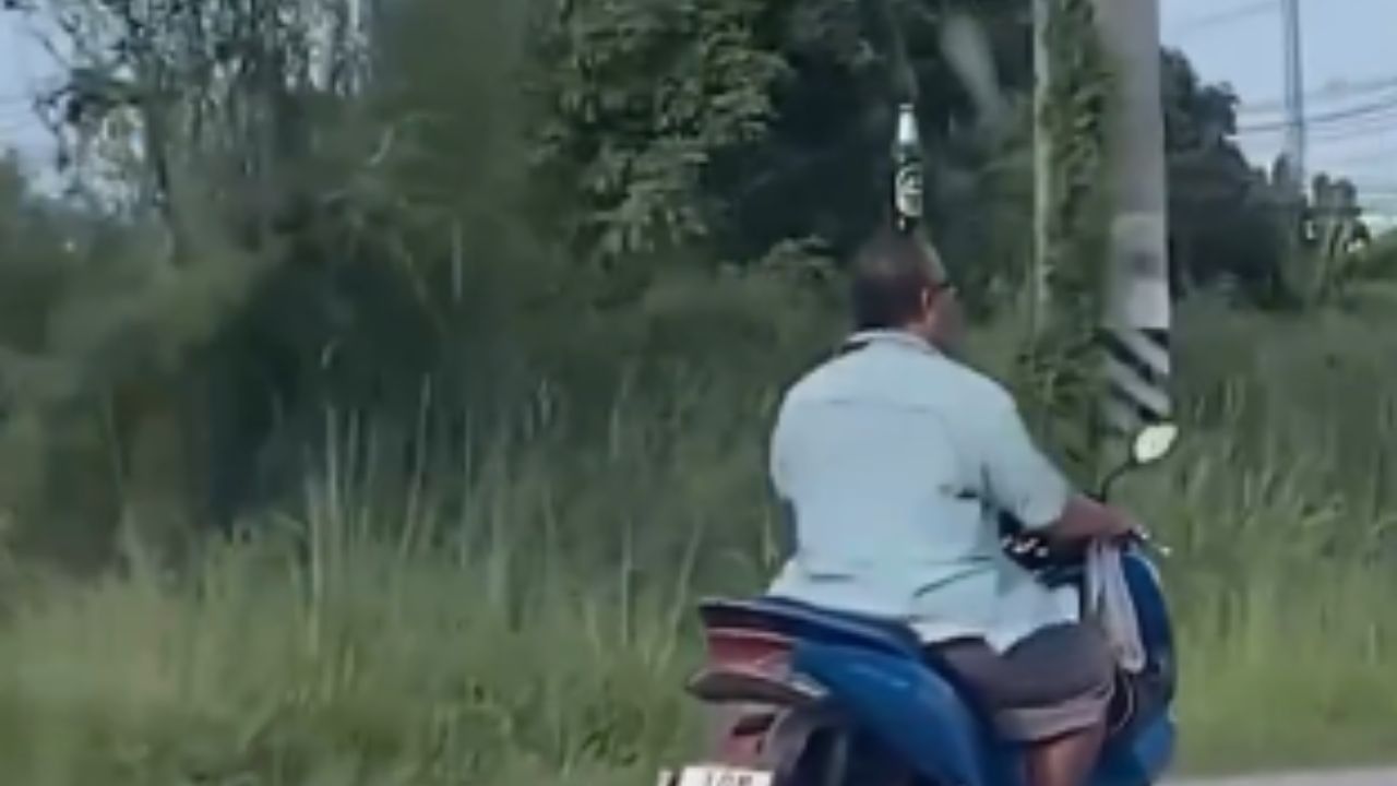 Viral Video: ਸਿਰ ‘ਤੇ ਬੀਅਰ ਦੀ ਬੋਤਲ ਰੱਖ ਕੇ ਸਕੂਟੀ ਚਲਾਉਂਦੇ ਨਜ਼ਰ ਆਏ ਅੰਕਲ , ਦੇਖ ਹੋ ਜਾਓਗੇ ਹੈਰਾਨ Viral Video: ਸਿਰ ‘ਤੇ ਬੀਅਰ ਦੀ ਬੋਤਲ ਰੱਖ ਕੇ ਸਕੂਟੀ ਚਲਾਉਂਦੇ ਨਜ਼ਰ ਆਏ ਅੰਕਲ , ਦੇਖ ਹੋ ਜਾਓਗੇ ਹੈਰਾਨ
