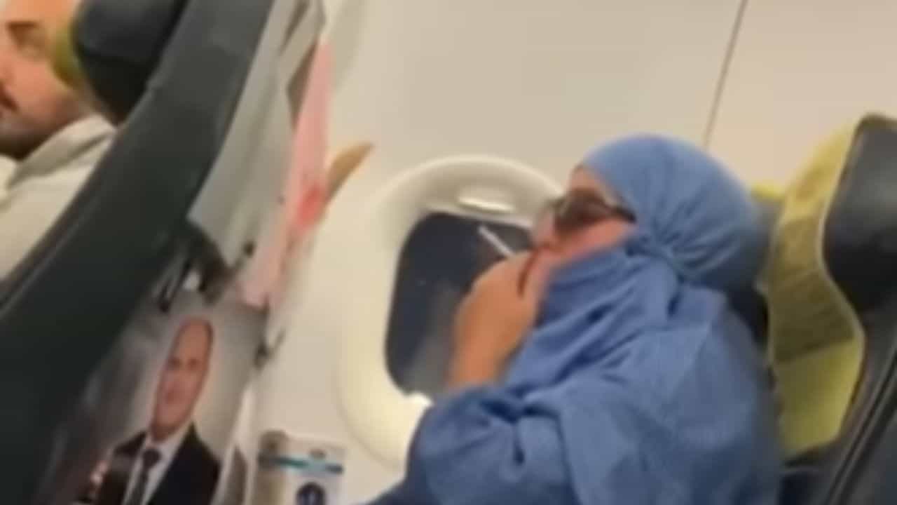 Viral Video: ਫਲਾਈਟ ਦੇ ਅੰਦਰ ਸਿਗਰਟ ਪੀਂਦੀ ਨਜ਼ਰ ਆਈ ਔਰਤ, ਫੜੇ ਜਾਣ ਤੇ ਪਲੇਨ ਚ ਅੱਗ ਲਗਾਉਣ ਦੀ ਕੀਤੀ ਕੋਸ਼ਿਸ਼