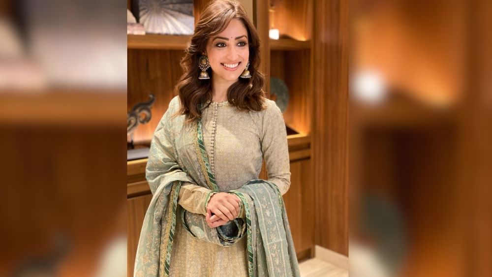 ਕਿਸੇ ਖਾਸ ਮੌਕੇ ਲਈ ਦੇਸੀ ਲੁੱਕ ਚਾਹੁੰਦੇ ਹੋ ਤਾਂ ਯਾਮੀ ਗੌਤਮ ਦੇ ਇਸ ਸੂਟ ਡਿਜ਼ਾਈਨ ਤੋਂ Idea ਲਓ। ਅਦਾਕਾਰਾ ਨੇ ਆਪਣੇ ਲੁੱਕ ਨੂੰ ਮੱਥੇ 'ਤੇ ਬਿੰਦੀ, ਖੁੱਲ੍ਹੇ ਵਾਲਾਂ ਨਾਲ ਕੰਪਲੀਟ ਕੀਤਾ ਹੈ।