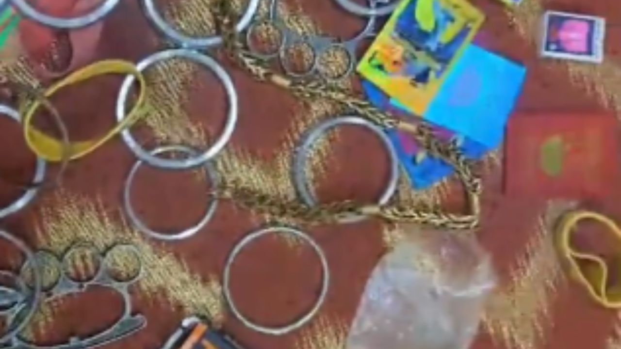 Nashik Viral News: 7ਵੀਂ ਤੋਂ 10ਵੀਂ ਜਮਾਤ ਦੇ ਵਿਦਿਆਰਥੀਆਂ ਦੇ Backpacks ‘ਚੋਂ ਮਿਲੇ ਚਾਕੂਆਂ ਤੋਂ ਲੈ ਕੇ Condom Nashik Viral News: 7ਵੀਂ ਤੋਂ 10ਵੀਂ ਜਮਾਤ ਦੇ ਵਿਦਿਆਰਥੀਆਂ ਦੇ Backpacks ‘ਚੋਂ ਮਿਲੇ ਚਾਕੂਆਂ ਤੋਂ ਲੈ ਕੇ Condom