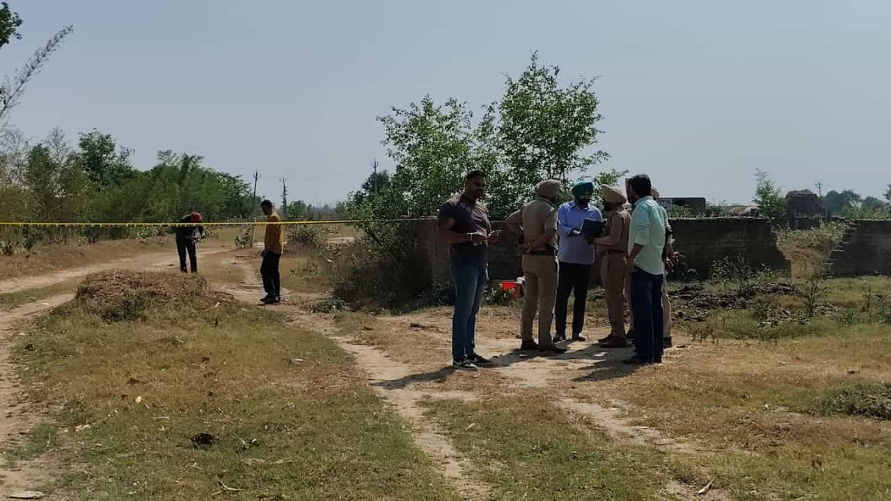 ਅੰਮ੍ਰਿਤਸਰ ਚ ਪੁਲਿਸ-ਗੈਂਗਸਟਰਾਂ ਵਿਚਾਲੇ ਮੁਕਾਬਲਾ, ਜਵਾਬੀ ਕਾਰਵਾਈ ਚ ਬਦਮਾਸ਼ ਜ਼ਖਮੀ ਅੰਮ੍ਰਿਤਸਰ ਚ ਪੁਲਿਸ-ਗੈਂਗਸਟਰਾਂ ਵਿਚਾਲੇ ਮੁਕਾਬਲਾ, ਜਵਾਬੀ ਕਾਰਵਾਈ ਚ ਬਦਮਾਸ਼ ਜ਼ਖਮੀ