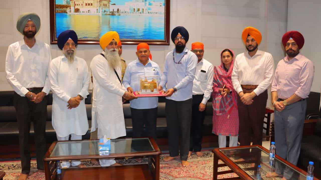 ਅੰਮ੍ਰਿਤਸਰ ਚ ਰਾਜਪਾਲ ਦੀ ਪਦਯਾਤਰਾ ਸਮਾਪਤ: ਹਰਿਮੰਦਰ ਸਾਹਿਬ ਹੋਏ ਨਤਮਸਤਕ, ਕਿਹਾ- ਗੁਰੂ ਘਰ ਦੇ ਦਰਸ਼ਨ ਕਰ ਮਨ ਸ਼ਾਂਤੀ ਨਾਲ ਭਰ ਗਿਆ ਅੰਮ੍ਰਿਤਸਰ ਚ ਰਾਜਪਾਲ ਦੀ ਪਦਯਾਤਰਾ ਸਮਾਪਤ: ਹਰਿਮੰਦਰ ਸਾਹਿਬ ਹੋਏ ਨਤਮਸਤਕ, ਕਿਹਾ- ਗੁਰੂ ਘਰ ਦੇ ਦਰਸ਼ਨ ਕਰ ਮਨ ਸ਼ਾਂਤੀ ਨਾਲ ਭਰ ਗਿਆ