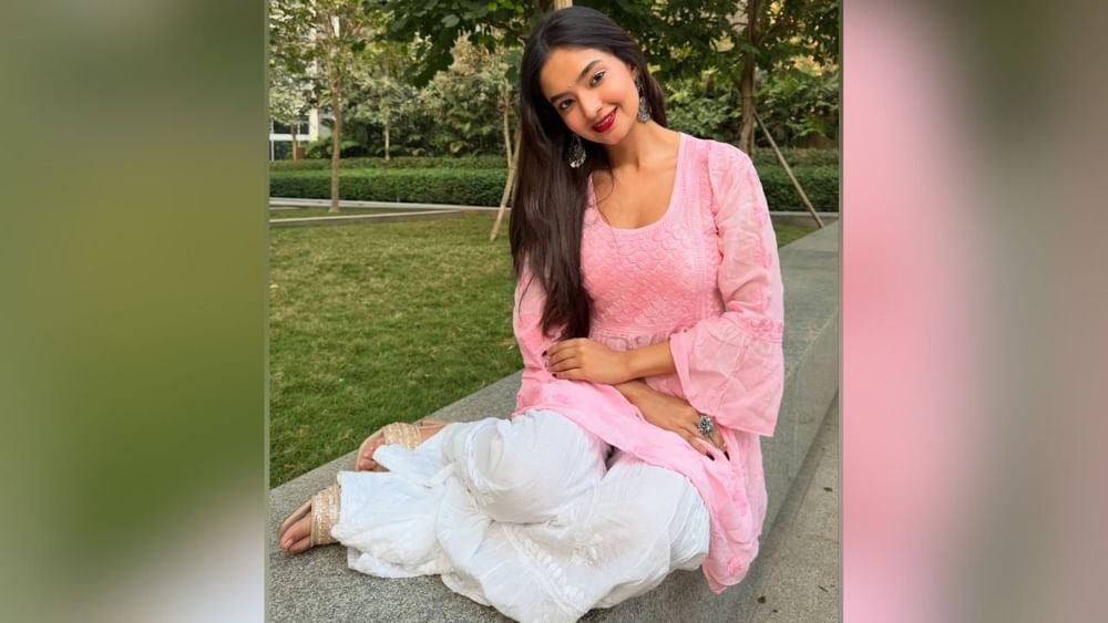 ਅਦਾਕਾਰਾ ਨੇ ਚਿੱਟੇ ਰੰਗ ਦੇ ਸ਼ਰਾਰਾ ਦੇ ਨਾਲ ਚਿਕਨਕਾਰੀ ਕੁੜਤੀ ਪਾਈ ਹੈ, ਸਲੀਵਜ਼ ਦਾ ਡਿਜ਼ਾਈਨ ਵੀ ਬਹੁਤ ਵਧੀਆ ਲੱਗ ਰਿਹਾ ਹੈ। ਅਦਾਕਾਰਾ ਨੇ ਮੇਕਅਪ, ਖੁੱਲ੍ਹੇ ਵਾਲਾਂ ਅਤੇ ਆਕਸੀਡਾਈਜ਼ਡ ਈਅਰਰਿੰਗਸ ਨਾਲ ਲੁੱਕ ਨੂੰ ਪੂਰਾ ਕੀਤਾ ਹੈ। ਚਿਕਨਕਾਰੀ ਸੂਟ ਗਰਮੀਆਂ ਵਿੱਚ ਵੀ ਆਰਾਮਦਾਇਕ ਹੁੰਦਾ ਹੈ।( Credit : anushkasen0408 )