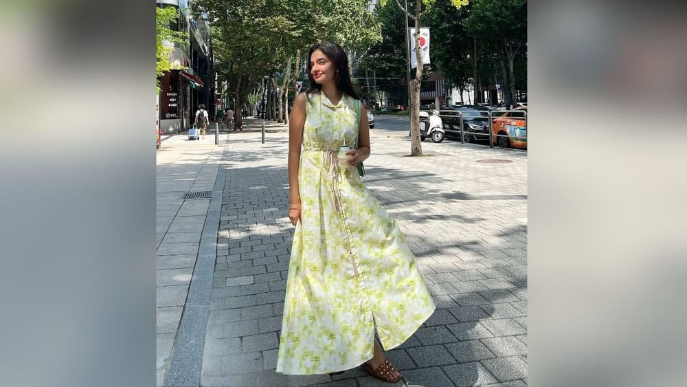 ਅਦਾਕਾਰਾ ਨੇ ਪ੍ਰਿੰਟਿਡ ਏ-ਲਾਈਨ ਅਤੇ ਸਲਿਟ ਮੈਕਸੀ ਡਰੈੱਸ ਪਾਈ ਸੀ। ਨਾਲ ਹੀ ਲੁੱਕ ਨੂੰ ਖੁੱਲ੍ਹੇ ਵਾਲਾਂ ਨਾਲ ਪੂਰਾ ਕੀਤਾ ਗਿਆ ਹੈ। ਗਰਮੀਆਂ ਵਿੱਚ ਏ-ਲਾਈਨ ਮੈਕਸੀ ਅਤੇ ਮਿਡੀ ਡਰੈੱਸ ਸੰਪੂਰਨ ਰਹਿਣਗੇ। ਤੁਹਾਨੂੰ ਬਾਜ਼ਾਰ ਵਿੱਚ ਕਈ ਵੱਖ-ਵੱਖ ਸਟਾਈਲਾਂ ਅਤੇ ਡਿਜ਼ਾਈਨਾਂ ਵਿੱਚ ਏ-ਲਾਈਨ ਮੈਕਸੀ ਡਰੈੱਸ ਮਿਲਣਗੇ।( Credit : anushkasen0408 )