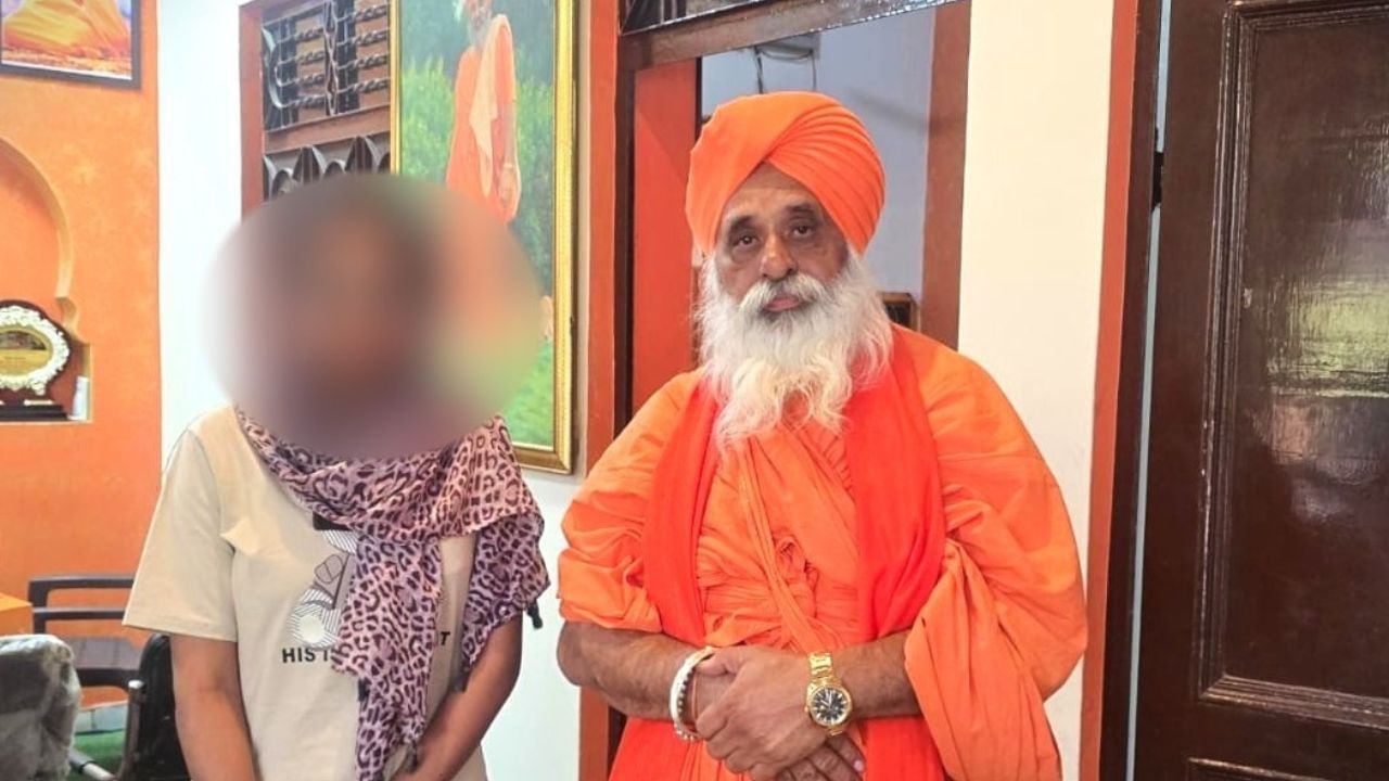 ਸੰਤ ਸੀਚੇਵਾਲ ਦੀ ਮਦਦ ਨਾਲ ਓਮਾਨ ਤੋਂ ਪਰਤੀ ਲੜਕੀ, ਸਹੇਲੀ ‘ਤੇ ਲਗਾਏ ਵੱਡੇ ਇਲਜ਼ਾਮ ਸੰਤ ਸੀਚੇਵਾਲ ਦੀ ਮਦਦ ਨਾਲ ਓਮਾਨ ਤੋਂ ਪਰਤੀ ਲੜਕੀ, ਸਹੇਲੀ ‘ਤੇ ਲਗਾਏ ਵੱਡੇ ਇਲਜ਼ਾਮ