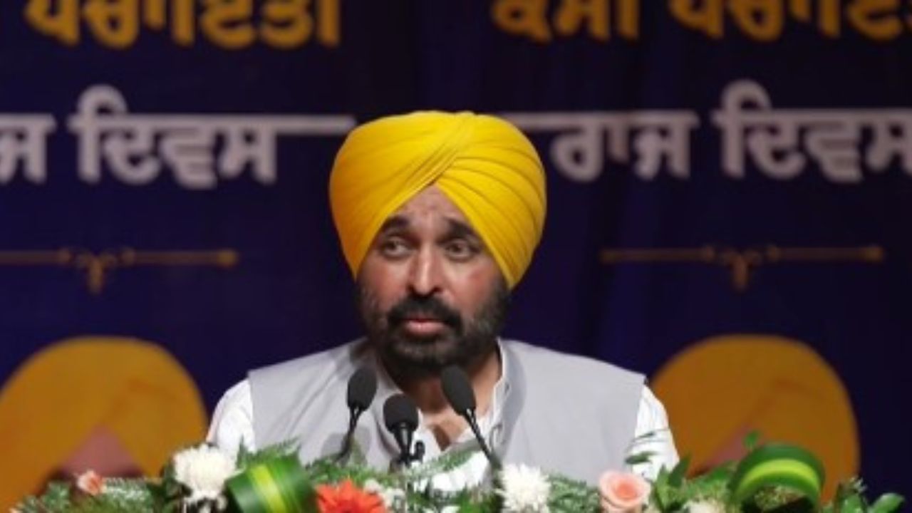 ਮੁੱਖ ਮੰਤਰੀ ਭਗਵੰਤ ਮਾਨ ਦਾ ਵੱਡਾ ਐਲਾਨ, ਸਰਪੰਚਾਂ ਨੂੰ ਮਿਲੇਗੀ 2 ਹਜ਼ਾਰ ਰੁਪਏ ਤਨਖਾਹ ਮੁੱਖ ਮੰਤਰੀ ਭਗਵੰਤ ਮਾਨ ਦਾ ਵੱਡਾ ਐਲਾਨ, ਸਰਪੰਚਾਂ ਨੂੰ ਮਿਲੇਗੀ 2 ਹਜ਼ਾਰ ਰੁਪਏ ਤਨਖਾਹ