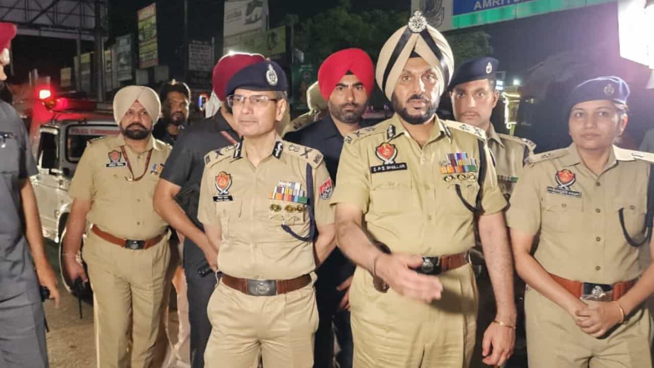 ਪੰਜਾਬ ਦੀਆਂ ਸੜਕਾਂ ਤੇ ਅੱਧੀ ਰਾਤ ਨੂੰ ਆਪ੍ਰੇਸ਼ਨ ਸਤਾਰਕ, ਡੀਜੀਪੀ ਸਮੇਤ ਵੱਡੇ ਅਧਿਕਾਰੀ ਫੀਲਡ ਚ ਉੱਤਰੇ ਪੰਜਾਬ ਦੀਆਂ ਸੜਕਾਂ ਤੇ ਅੱਧੀ ਰਾਤ ਨੂੰ ਆਪ੍ਰੇਸ਼ਨ ਸਤਾਰਕ, ਡੀਜੀਪੀ ਸਮੇਤ ਵੱਡੇ ਅਧਿਕਾਰੀ ਫੀਲਡ ਚ ਉੱਤਰੇ