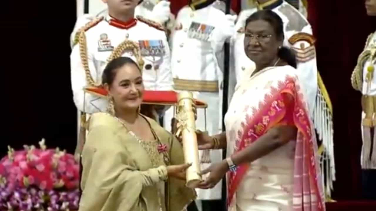 Padam Award: ਰਾਸ਼ਟਰਪਤੀ ਦ੍ਰੋਪਦੀ ਮੁਰਮੂ ਨੇ ਦਿੱਤੇ ਪਦਮ ਪੁਰਸਕਾਰ, ਦੇਸ਼ ਦੀਆਂ ਇਨ੍ਹਾਂ ਉੱਘੀਆਂ ਸ਼ਖਸੀਅਤਾਂ ਨੂੰ ਮਿਲਿਆ ਸਨਮਾਨ