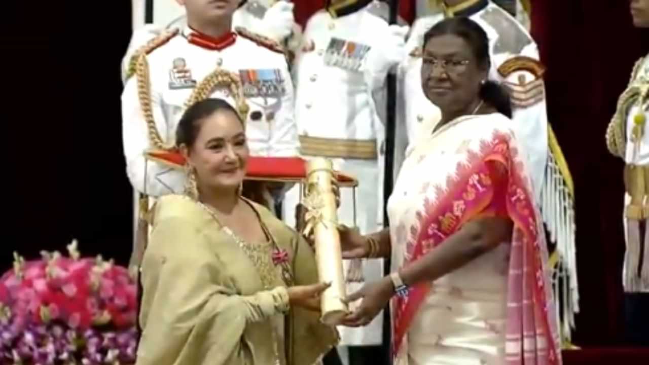 Padam Award: ਰਾਸ਼ਟਰਪਤੀ ਦ੍ਰੋਪਦੀ ਮੁਰਮੂ ਨੇ ਦਿੱਤੇ ਪਦਮ ਪੁਰਸਕਾਰ, ਦੇਸ਼ ਦੀਆਂ ਇਨ੍ਹਾਂ ਉੱਘੀਆਂ ਸ਼ਖਸੀਅਤਾਂ ਨੂੰ ਮਿਲਿਆ ਸਨਮਾਨ