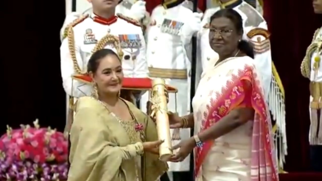 Padam Award: ਰਾਸ਼ਟਰਪਤੀ ਦ੍ਰੋਪਦੀ ਮੁਰਮੂ ਨੇ ਦਿੱਤੇ ਪਦਮ ਪੁਰਸਕਾਰ, ਦੇਸ਼ ਦੀਆਂ ਇਨ੍ਹਾਂ ਉੱਘੀਆਂ ਸ਼ਖਸੀਅਤਾਂ ਨੂੰ ਮਿਲਿਆ ਸਨਮਾਨ Padam Award: ਰਾਸ਼ਟਰਪਤੀ ਦ੍ਰੋਪਦੀ ਮੁਰਮੂ ਨੇ ਦਿੱਤੇ ਪਦਮ ਪੁਰਸਕਾਰ, ਦੇਸ਼ ਦੀਆਂ ਇਨ੍ਹਾਂ ਉੱਘੀਆਂ ਸ਼ਖਸੀਅਤਾਂ ਨੂੰ ਮਿਲਿਆ ਸਨਮਾਨ