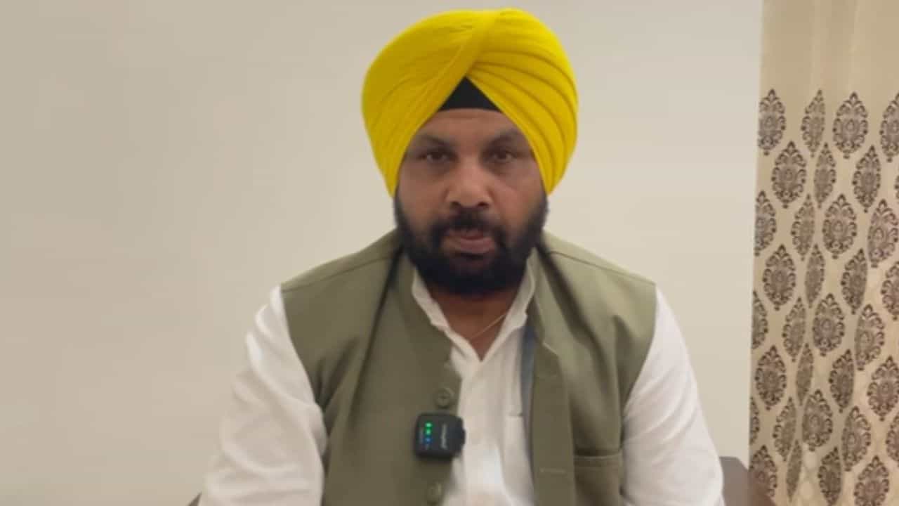 ਕੈਬਨਿਟ ਮੰਤਰੀ ਨੇ ਮਾਰਿਆ ਛਾਪਾ, ਲੁਧਿਆਣਾ ਚ ਵੱਖ-ਵੱਖ ਸ਼ਾਖਾਵਾਂ ਦਾ ਕੀਤਾ ਨਿਰੀਖਣ ਕੈਬਨਿਟ ਮੰਤਰੀ ਨੇ ਮਾਰਿਆ ਛਾਪਾ, ਲੁਧਿਆਣਾ ਚ ਵੱਖ-ਵੱਖ ਸ਼ਾਖਾਵਾਂ ਦਾ ਕੀਤਾ ਨਿਰੀਖਣ