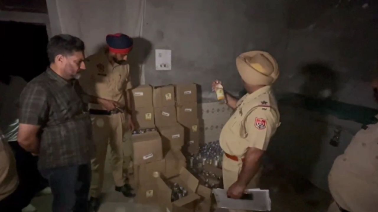 ਨਸ਼ਿਆਂ ਖਿਲਾਫ਼ ਜੰਗ ਨੂੰ ਵੱਡੀ ਸਫ਼ਲਤਾ, ਫਰੀਦਕੋਟ ‘ਚ 100 ਪੇਟੀਆਂ ਸ਼ਰਾਬ ਬਰਾਮਦ ਨਸ਼ਿਆਂ ਖਿਲਾਫ਼ ਜੰਗ ਨੂੰ ਵੱਡੀ ਸਫ਼ਲਤਾ, ਫਰੀਦਕੋਟ ‘ਚ 100 ਪੇਟੀਆਂ ਸ਼ਰਾਬ ਬਰਾਮਦ