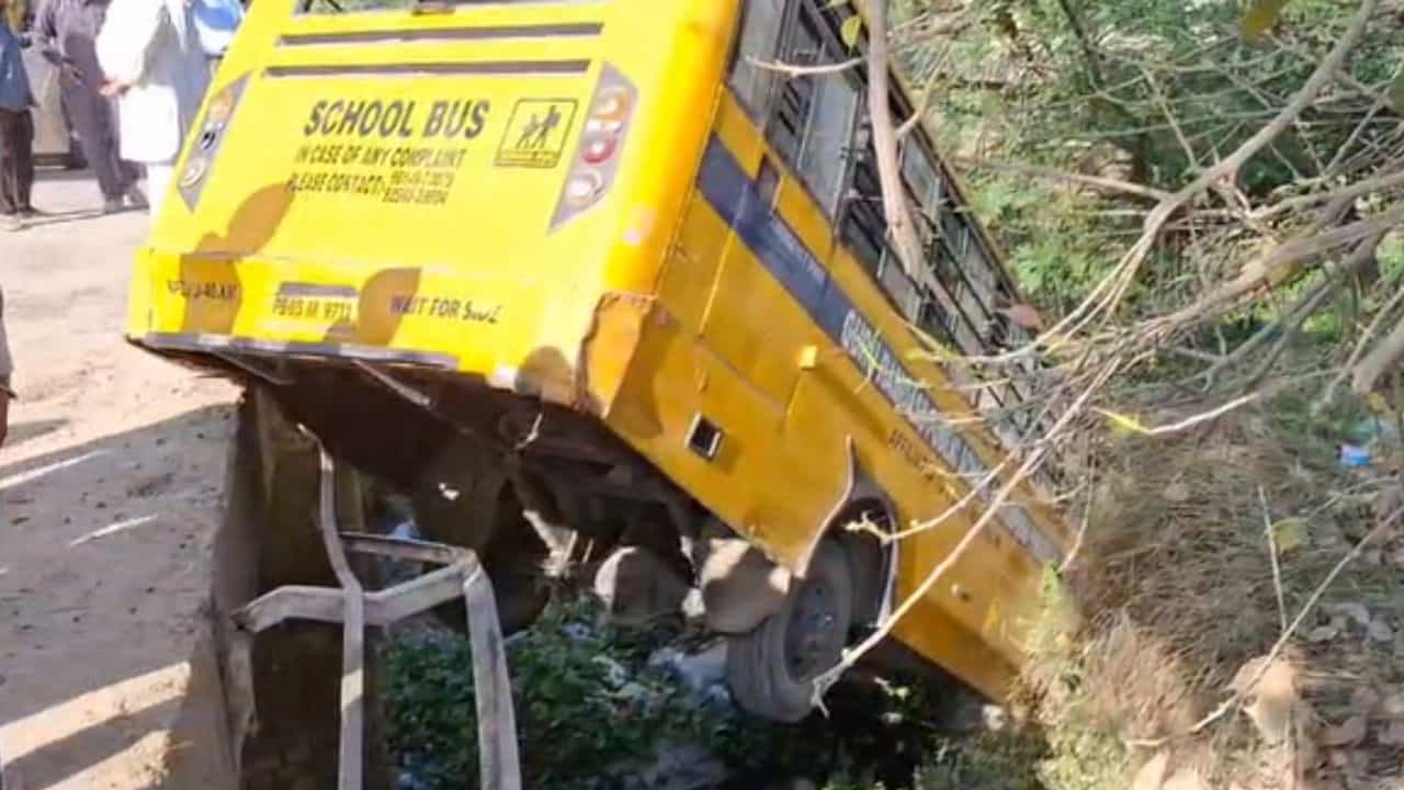 ਫਿਰੋਜ਼ਪੁਰ ਦੇ ਨਾਲੇ ਚ ਡਿੱਗੀ ਸਕੂਲੀ ਬੱਚਿਆਂ ਨਾਲ ਭਰੀ ਬੱਸ, CM ਨੇ ਪ੍ਰਗਟਾਈ ਚਿੰਤਾ