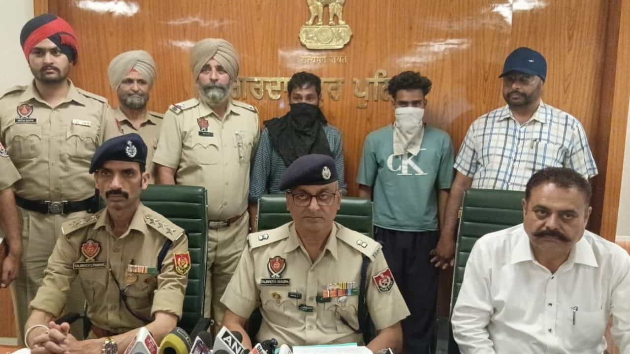 ਗੁਰਦਾਸਪੁਰ ਤੋਂ 3 ਤਸਕਰ ਗ੍ਰਿਫ਼ਤਾਰ, ਪਾਕਿਸਤਾਨ ਤੋਂ ਡਰੋਨ ਰਾਹੀ ਲਿਆਂਦੇ ਸਨ ਹੈਰੋਇਨ