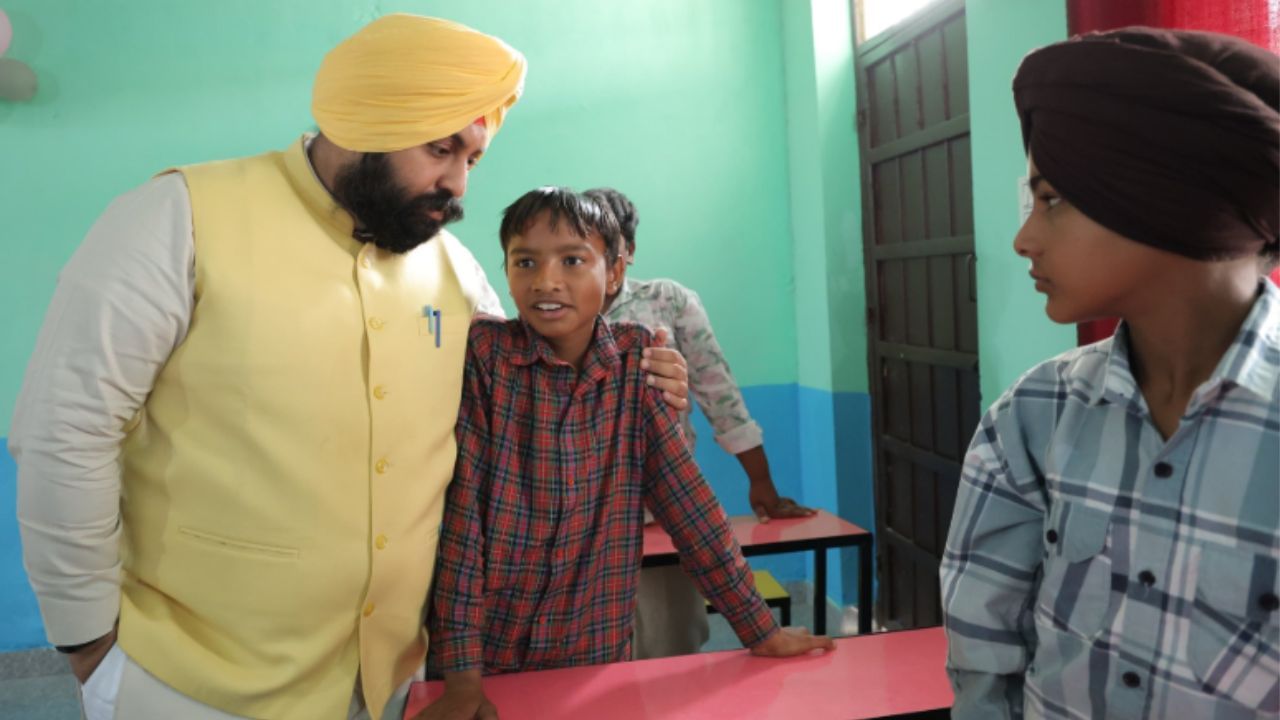 ‘ਸਿੱਖਿਆ ਕ੍ਰਾਂਤੀ ਨੇ ਸਕੂਲਾਂ ਦੀ ਬਦਲੀ ਨੁਹਾਰ’, ਸਿੱਖਿਆ ਮੰਤਰੀ ਨੇ ਸਰਹੱਦੀ ਇਲਾਕ ਦੇ ਸਕੂਲਾਂ ਦਾ ਕੀਤਾ ਦੌਰਾ ‘ਸਿੱਖਿਆ ਕ੍ਰਾਂਤੀ ਨੇ ਸਕੂਲਾਂ ਦੀ ਬਦਲੀ ਨੁਹਾਰ’, ਸਿੱਖਿਆ ਮੰਤਰੀ ਨੇ ਸਰਹੱਦੀ ਇਲਾਕ ਦੇ ਸਕੂਲਾਂ ਦਾ ਕੀਤਾ ਦੌਰਾ