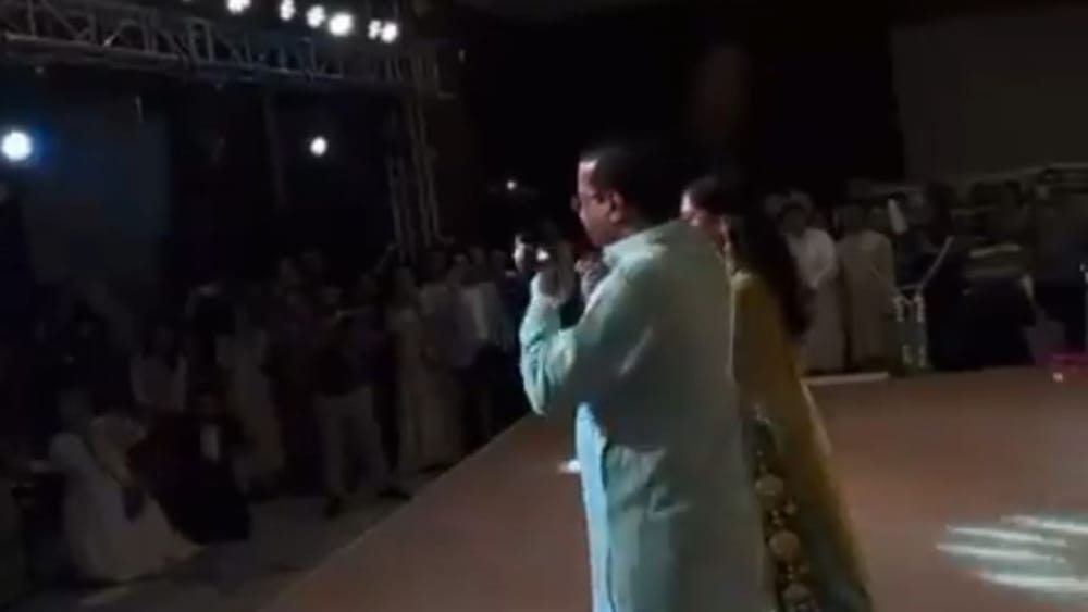 ਹਰਸ਼ਿਤਾ ਅਤੇ ਸੰਭਵ ਜੈਨ ਦੇ ਮੰਗਣੀ ਅਤੇ ਵਿਆਹ ਦੀਆਂ ਵੀਡੀਓਜ਼ ਸੋਸ਼ਲ ਮੀਡੀਆ ‘ਤੇ ਵਾਇਰਲ ਹੋ ਰਹੀਆਂ ਹਨ, ਜਿਸ ਵਿੱਚ ਕੇਜਰੀਵਾਲ ਆਪਣੀ ਪਤਨੀ ਨਾਲ ਨੱਚਦੇ ਹੋਏ ਦੇਖੇ ਜਾ ਸਕਦੇ ਹਨ।