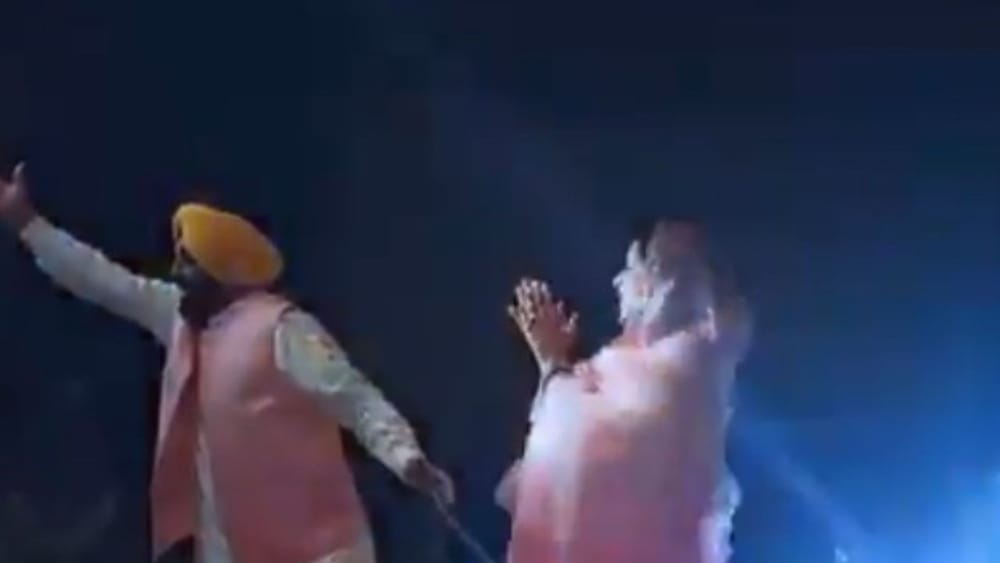 ਪੰਜਾਬ ਦੇ ਮੁੱਖ ਮੰਤਰੀ ਭਗਵੰਤ ਮਾਨ ਵੀ ਭੰਗੜਾ ਪਾਉਂਦੇ ਨਜ਼ਰ ਆਏ ਹਨ। ਸੀਐਮ ਮਾਨ ਨੇ 'ਨਚਣ ਤੋਂ ਪਹਿਲਾਂ ਹੋਕਾ ਦਿਆਂਗੇ...' ਗੀਤ ਤੇ ਬਹੁਤ ਹੀ ਸ਼ਾਨਦਾਰ ਡਾਂਸ ਕੀਤਾ। ਇਸ ਮੌਕੇ ਉਨ੍ਹਾਂ ਨਾਲ ਉਨ੍ਹਾਂ ਦੀ ਪਤਨੀ ਗੁਰਪ੍ਰੀਤ ਕੌਰ ਵੀ ਸਟੇਜ ਤੇ ਮੌਜੂਦ ਸਨ।