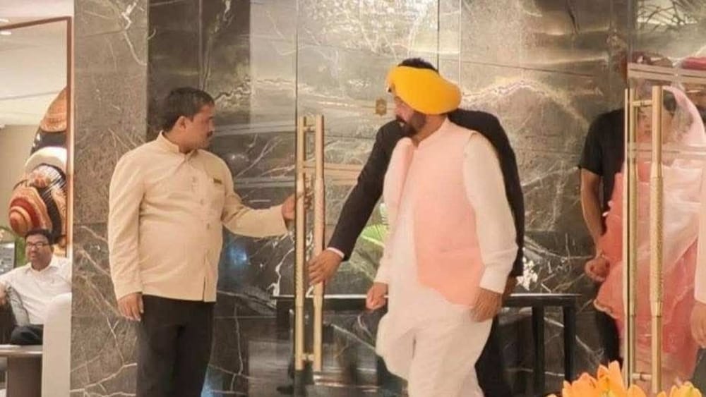 ਇਸ ਵਿਆਹ ਸਮਾਗਮ ਵਿੱਚ ਸਿਰਫ਼ ਸੀਮਤ ਲੋਕਾਂ ਨੇ ਹੀ ਹਿੱਸਾ ਲਿਆ, ਜਿਨ੍ਹਾਂ ਵਿੱਚ ਪੰਜਾਬ ਦੇ ਮੁੱਖ ਮੰਤਰੀ ਭਗਵੰਤ ਮਾਨ ਅਤੇ ਦਿੱਲੀ ਦੇ ਸਾਬਕਾ ਉਪ ਮੁੱਖ ਮੰਤਰੀ ਮਨੀਸ਼ ਸਿਸੋਦੀਆ ਮੌਜੂਦ ਸਨ।