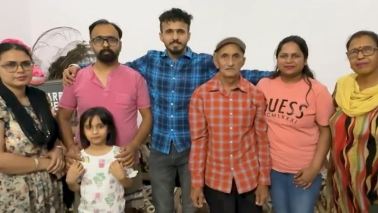OMG! ਹੁਸ਼ਿਆਰਪੁਰ ‘ਚ 68 ਸਾਲਾਂ ਬਜ਼ੁਰਗ ਦੀ ਨਿਕਲੀ ਕਰੋੜਾਂ ਦੀ ਲਾਟਰੀ, ਘਰ ‘ਚ ਬਣਿਆ ਵਿਆਹ ਦਾ ਮਹੌਲ OMG! ਹੁਸ਼ਿਆਰਪੁਰ ‘ਚ 68 ਸਾਲਾਂ ਬਜ਼ੁਰਗ ਦੀ ਨਿਕਲੀ ਕਰੋੜਾਂ ਦੀ ਲਾਟਰੀ, ਘਰ ‘ਚ ਬਣਿਆ ਵਿਆਹ ਦਾ ਮਹੌਲ
