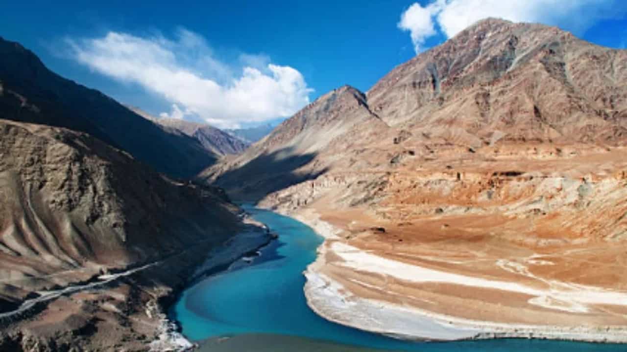 ਕਿੰਨੀ ਲੰਬੀ ਹੈ ਸਿੰਧੂ ਨਦੀ?... ਭਾਰਤ-ਪਾਕਿਸਤਾਨ ਨਹੀਂ... ਇੱਥੋਂ ਹੈ ਨਿਕਲਦੀ, 20 ਵੱਡੇ ਡੈਮਾਂ ਦਾ ਫੈਲਿਆ ਹੈ ਜਾਲ ਕਿੰਨੀ ਲੰਬੀ ਹੈ ਸਿੰਧੂ ਨਦੀ?... ਭਾਰਤ-ਪਾਕਿਸਤਾਨ ਨਹੀਂ... ਇੱਥੋਂ ਹੈ ਨਿਕਲਦੀ, 20 ਵੱਡੇ ਡੈਮਾਂ ਦਾ ਫੈਲਿਆ ਹੈ ਜਾਲ