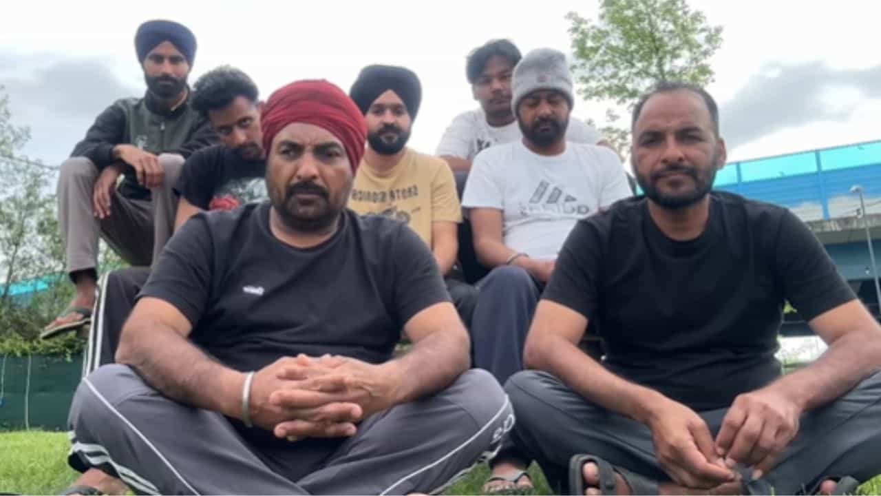 ਇਟਲੀ ਚ ਪੰਜਾਬੀ ਨੌਜਵਾਨਾਂ ਨੇ ਵੀਡੀਓ ਪਾ ਮੰਗੀ ਸਹਾਇਤਾ, ਏਜੇਂਟਾ ਤੇ ਲਗਾਏ ਵੱਡੇ ਇਲਜ਼ਾਮ ਇਟਲੀ ਚ ਪੰਜਾਬੀ ਨੌਜਵਾਨਾਂ ਨੇ ਵੀਡੀਓ ਪਾ ਮੰਗੀ ਸਹਾਇਤਾ, ਏਜੇਂਟਾ ਤੇ ਲਗਾਏ ਵੱਡੇ ਇਲਜ਼ਾਮ
