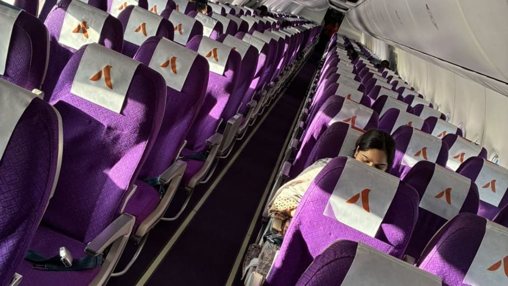 ਅਤੁਲ ਨੇ ਫਲਾਈਟ ਦੀ ਇੱਕ ਫੋਟੋ ਵੀ ਸਾਂਝੀ ਕੀਤੀ ਹੈ, ਜਿਸਦੀ ਪੂਰੀ ਸੀਟ ਖਾਲੀ ਹੈ। ਇਸ ਦੇ ਨਾਲ ਹੀ ਅਦਾਕਾਰ ਨੇ ਕੈਪਸ਼ਨ ਵਿੱਚ ਲਿਖਿਆ ਹੈ ਕਿ ਮੁੰਬਈ ਤੋਂ ਸ਼੍ਰੀਨਗਰ ਦੇ ਚਾਲਕ ਦਲ ਨੇ ਕਿਹਾ ਕਿ ਇਹ ਪੂਰੀ ਤਰ੍ਹਾਂ ਭਰੇ ਹੋਏ ਸਨ, ਸਾਨੂੰ ਇਸਨੂੰ ਦੁਬਾਰਾ ਭਰਨਾ ਪਵੇਗਾ।