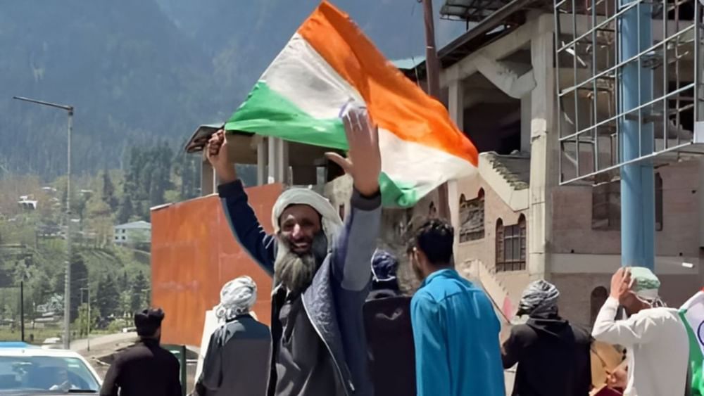 ਅਦਾਕਾਰ ਨੇ ਇਹ ਵੀ ਲਿਖਿਆ ਕਿ ਚਲੋ ਕਸ਼ਮੀਰ ਚੱਲੀਏ, ਸਾਨੂੰ ਇੱਥੇ ਆਉਣਾ ਪਵੇਗਾ, ਸਾਨੂੰ ਅੱਤਵਾਦ ਨੂੰ ਹਰਾਉਣਾ ਪਵੇਗਾ। ਅਦਾਕਾਰ ਨੇ ਜੇਹਲਮ ਨਦੀ ਦੇ ਕੰਢੇ ਖੜ੍ਹੇ ਹੋ ਕੇ ਇੱਕ ਫੋਟੋ ਵੀ ਕਲਿੱਕ ਕਰਵਾਈ, ਜਿਸ ਵਿੱਚ ਉਹਨਾਂ ਨੇ ਕਸ਼ਮੀਰੀਆਂ ਦਾ ਸਮਰਥਨ ਕਰਨ ਬਾਰੇ ਲਿਖਿਆ ਹੈ।