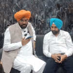 ‘ਪਰਿਵਾਰ ਦੀ ਵਧਾਈ ਜਾਵੇ ਸੁਰੱਖਿਆ’, ਧਮਕੀ ਮਾਮਲੇ ‘ਚ ਮੰਤਰੀ ਕੁਲਦੀਪ ਧਾਲੀਵਾਲ ਪਹੁੰਚੇ ਡਾ. ਦੇ ਘਰ ‘ਪਰਿਵਾਰ ਦੀ ਵਧਾਈ ਜਾਵੇ ਸੁਰੱਖਿਆ’, ਧਮਕੀ ਮਾਮਲੇ ‘ਚ ਮੰਤਰੀ ਕੁਲਦੀਪ ਧਾਲੀਵਾਲ ਪਹੁੰਚੇ ਡਾ. ਦੇ ਘਰ