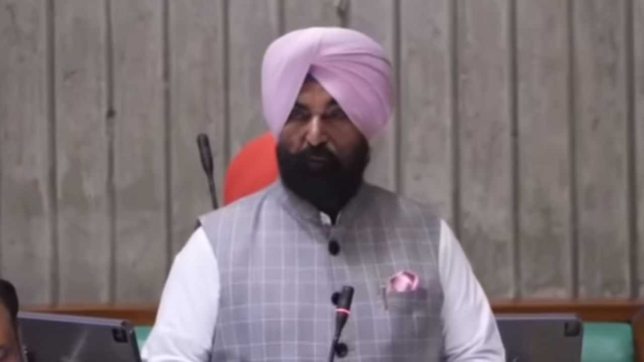 ਹੱਥ ਚ ਬੰਦੂਕ ਲੈ ਸ਼ਰਧਾਂਜਲੀ ਦੇਣ ਪਹੁੰਤੇ MLA ਕੁਲਵੰਤ ਸਿੰਘ, ਬੋਲੇ- ਬਾਬਾ ਸਾਹਿਬ ਦੀਮੂਰਤੀ ਦੀ ਅਸੀਂ ਕਰਾਂਗੇ ਰੱਖਿਆ