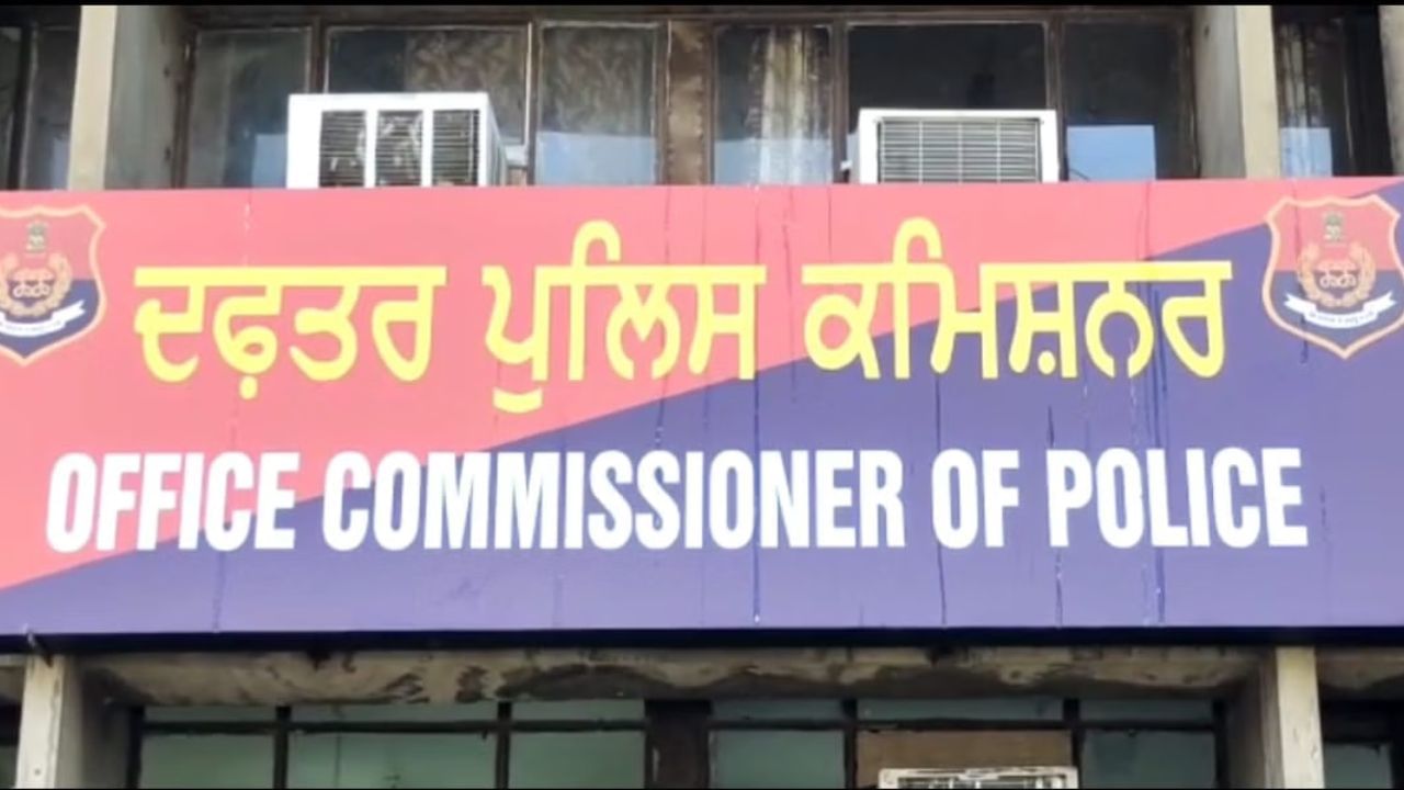 ਲੁਧਿਆਣਾ ਵਿੱਚ ਗੈਂਗਸਟਰਾਂ ਨਾਲ ਸਬੰਧ ਰੱਖਣ ਵਾਲੇ 3 ਨੌਜਵਾਨਾਂ ਨੂੰ ਪੁਲਿਸ ਨੇ ਕੀਤਾ ਕਾਬੂ ਲੁਧਿਆਣਾ ਵਿੱਚ ਗੈਂਗਸਟਰਾਂ ਨਾਲ ਸਬੰਧ ਰੱਖਣ ਵਾਲੇ 3 ਨੌਜਵਾਨਾਂ ਨੂੰ ਪੁਲਿਸ ਨੇ ਕੀਤਾ ਕਾਬੂ