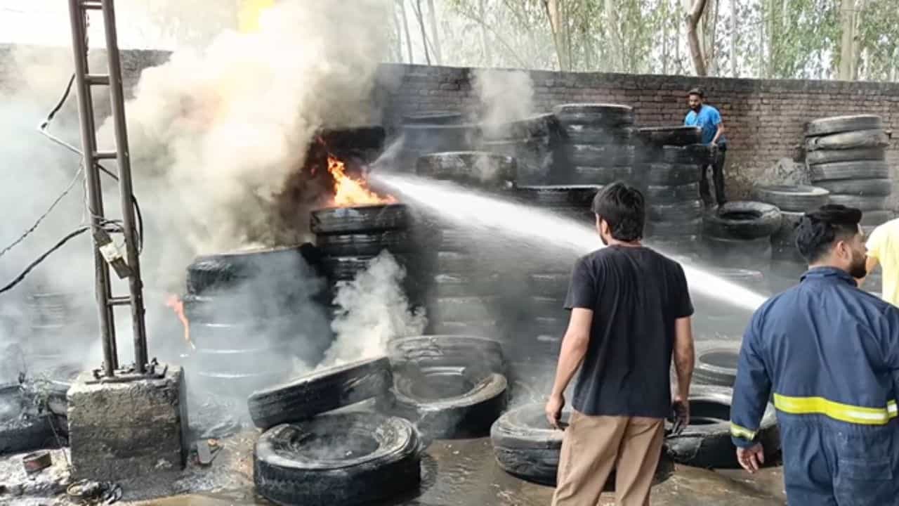 ਮੋਗਾ ਰੋਡਵੇਜ਼ ਡਿਪੂ ਚ ਲੱਗੀ ਭਿਆਨਕ ਅੱਗ, ਮੁਲਾਜ਼ਮਾਂ ਤੇ ਲਾਪਰਵਾਹੀ ਦੇ ਇਲਜ਼ਾਮ