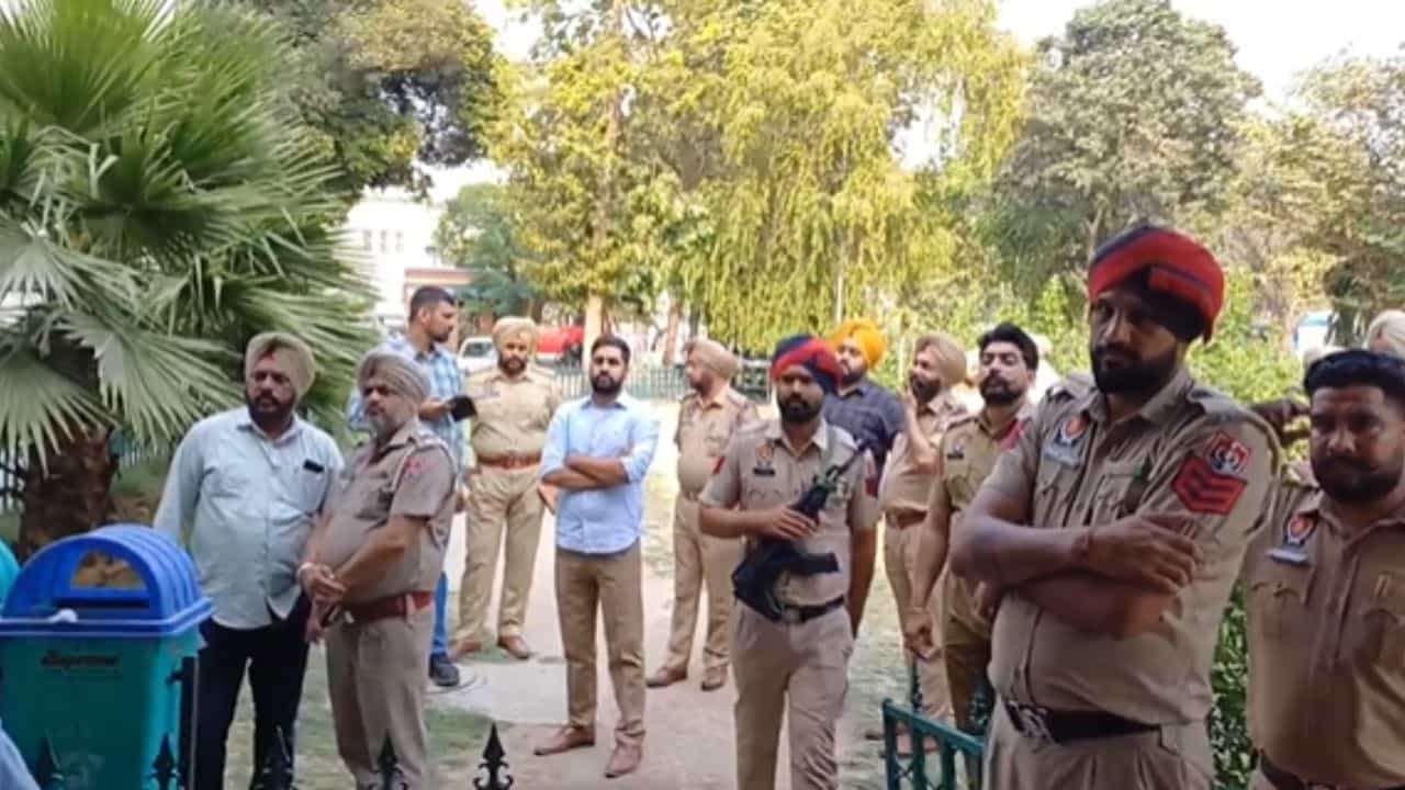 ਪਟਿਆਲਾ ਚ ਪੇਸ਼ੀ ਲਈ ਲਿਆਂਦੇ ਮੁਲਜ਼ਮ ਨੇ ਮਾਰੀ ਕੋਰਟ ਦੀ ਤੀਜੀ ਮੰਜਿਲ ਤੋਂ ਛਾਲ, ਹੋਇਆ ਜਖ਼ਮੀ ਪਟਿਆਲਾ ਚ ਪੇਸ਼ੀ ਲਈ ਲਿਆਂਦੇ ਮੁਲਜ਼ਮ ਨੇ ਮਾਰੀ ਕੋਰਟ ਦੀ ਤੀਜੀ ਮੰਜਿਲ ਤੋਂ ਛਾਲ, ਹੋਇਆ ਜਖ਼ਮੀ