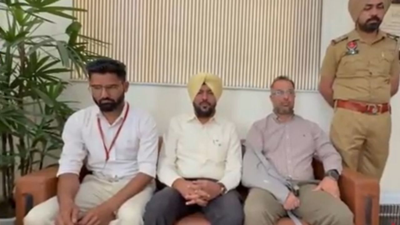 ਪੰਜਾਬ ਵਿੱਚ ਕਸ਼ਮੀਰੀ ਅਤੇ ਦੂਜੇ ਵਿਦਿਆਰਥੀਆਂ ਵਿਚਕਾਰ ਹੋਈ ਝੜਪ, SSP ਨੇ ਕਿਹਾ- ਮਾਹੌਲ ਖਰਾਬ ਕਰਨ ਵਾਲਿਆਂ ਨਾਲ ਸਖ਼ਤੀ ਨਾਲ ਪੇਸ਼ ਆਵਾਂਗੇ ਪੰਜਾਬ ਵਿੱਚ ਕਸ਼ਮੀਰੀ ਅਤੇ ਦੂਜੇ ਵਿਦਿਆਰਥੀਆਂ ਵਿਚਕਾਰ ਹੋਈ ਝੜਪ, SSP ਨੇ ਕਿਹਾ- ਮਾਹੌਲ ਖਰਾਬ ਕਰਨ ਵਾਲਿਆਂ ਨਾਲ ਸਖ਼ਤੀ ਨਾਲ ਪੇਸ਼ ਆਵਾਂਗੇ