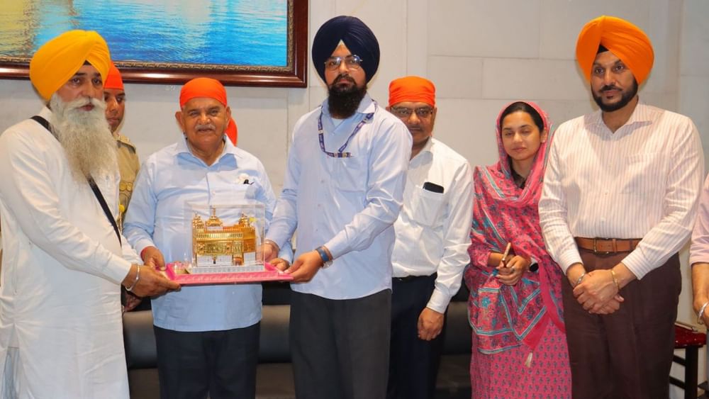 ਇਸ ਮੌਕੇ ਕੇਂਦਰੀ ਰਾਜ ਮੰਤਰੀ ਰਵਨੀਤ ਬਿੱਟੂ ਅਤੇ ਭਾਜਪਾ ਦੇ ਸੂਬਾ ਪ੍ਰਧਾਨ ਸੁਨੀਲ ਜਾਖੜ ਵੀ ਮੌਜੂਦ ਸਨ। ਇਹ ਪੈਦਲ ਮਾਰਚ ਅੰਮ੍ਰਿਤਸਰ ਦੇ ਭੰਡਾਰੀ ਪੁਲ ਤੋਂ ਸ਼ੁਰੂ ਹੋਇਆ।