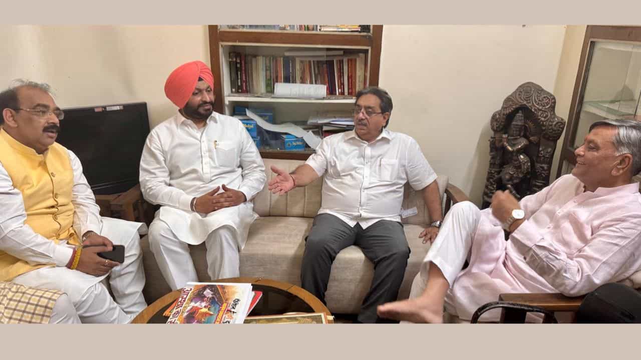 ਮਨੋਰੰਜਨ ਕਾਲੀਆ ਦੇ ਘਰ ਪੁੱਜੇ ਕੇਂਦਰੀ ਮੰਤਰੀ ਰਵਨੀਤ ਬਿੱਟੂ ਤੇ ਅਸ਼ਵਨੀ ਸ਼ਰਮਾ, ਘਟਨਾ ਦੀ ਕੀਤੀ ਨਿੰਦਾ