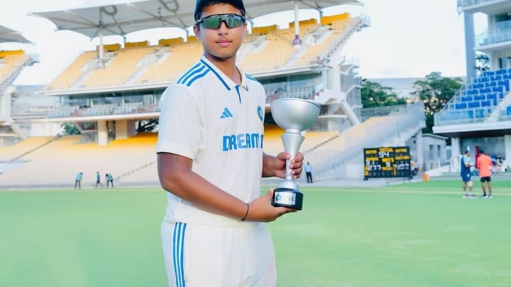 ਮੀਡੀਆ ਨੂੰ ਦਿੱਤੇ ਇੱਕ ਇੰਟਰਵਿਊ ਵਿੱਚ, ਵੈਭਵ ਦੇ ਪਿਤਾ ਸੰਜੀਵ ਸੂਰਿਆਵੰਸ਼ੀ ਨੇ ਕਿਹਾ ਕਿ ਵੈਭਵ ਨੇ ਪੰਜ ਸਾਲ ਦੀ ਉਮਰ ਵਿੱਚ ਕ੍ਰਿਕਟ ਖੇਡਣਾ ਸ਼ੁਰੂ ਕਰ ਦਿੱਤਾ ਸੀ। ਉਨ੍ਹਾਂ ਨੇ ਬਹੁਤ ਛੋਟੀ ਉਮਰ ਵਿੱਚ ਹੀ ਚੰਗਾ ਖੇਡਣਾ ਸ਼ੁਰੂ ਕਰ ਦਿੱਤਾ ਸੀ, ਇਸ ਲਈ ਉਨ੍ਹਾਂ ਨੂੰ ਸਮਸਤੀਪੁਰ ਦੇ ਪਟੇਲ ਮੈਦਾਨ ਵਿੱਚ ਬ੍ਰਿਜੇਸ਼ ਝਾਨਾ ਦੇ ਕੈਂਪ ਵਿੱਚ ਫਾਇਰ ਟ੍ਰੇਨਿੰਗ ਲਈ ਭੇਜਿਆ ਗਿਆ। ਉਸ ਸਮੇਂ ਉਹ ਸਿਰਫ਼ 7 ਸਾਲ ਦੇ ਸੀ।