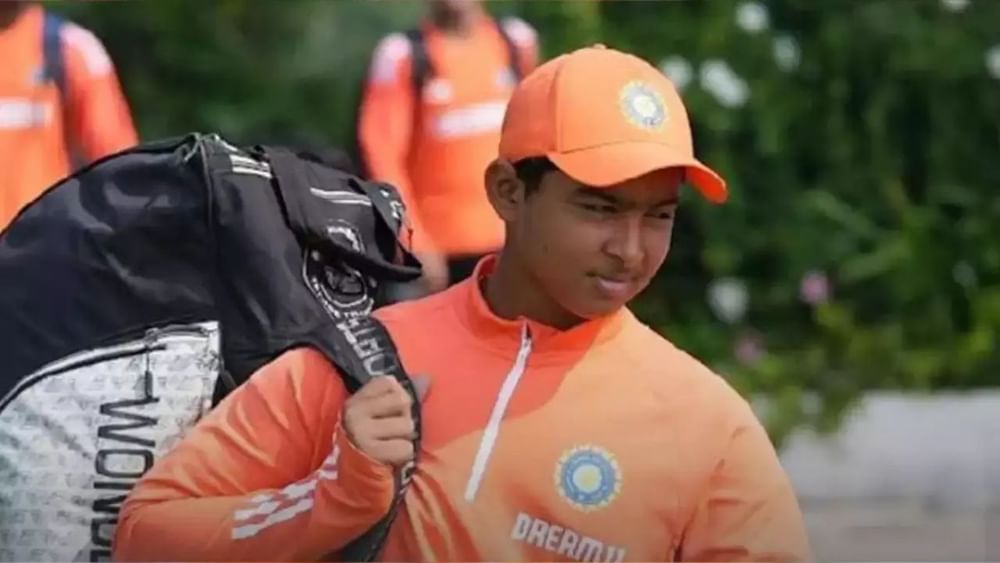 ਵੈਭਵ ਦੀ ਪੜ੍ਹਾਈ ਬਾਰੇ ਉਨ੍ਹਾਂ ਦੇ ਪਿਤਾ ਸੰਜੀਵ ਸੂਰਿਆਵੰਸ਼ੀ ਨੇ ਦੱਸਿਆ ਕਿ ਉਹ ਤਾਜਪੁਰ, ਬਿਹਾਰ ਦੇ ਡਾ. ਮੁਕਤੇਸ਼ਵਰ ਸਿਨਹਾ ਮੋਡੈਸਟੀ ਸਕੂਲ ਵਿੱਚ 8ਵੀਂ ਜਮਾਤ ਦੇ ਵਿਦਿਆਰਥੀ ਹਨ।