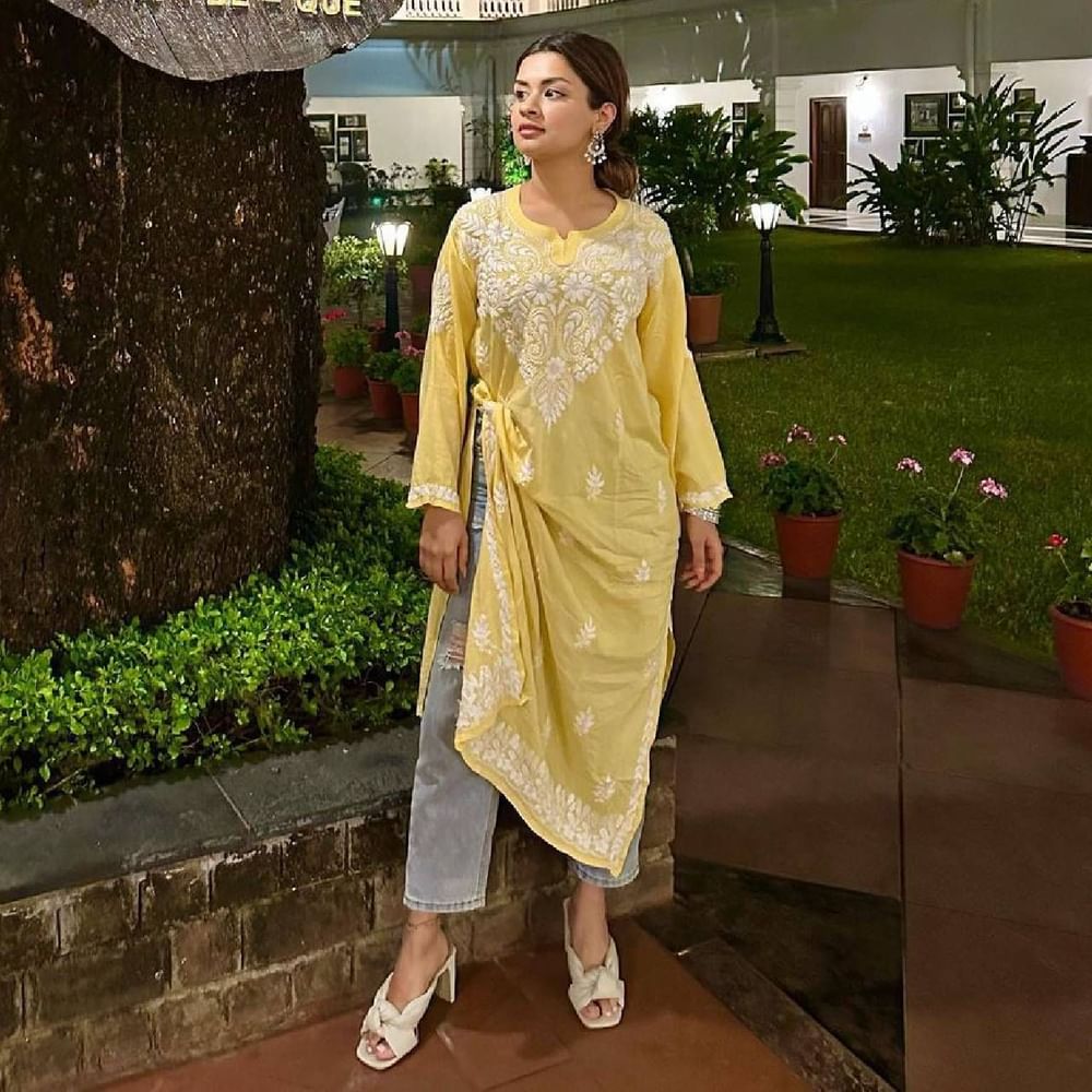 ਅਵਨੀਤ ਕੌਰ ਨੇ ਰਫ ਜੀਨਸ ਦੇ ਨਾਲ ਲਾਂਗ ਚਿਕਨਕਾਰੀ ਕੁਰਤੀ ਪਹਿਨੀ ਹੈ। ਅਦਾਕਾਰਾ ਦਾ ਇਹ ਲੁੱਕ ਕਾਫ਼ੀ ਸਟਾਈਲਿਸ਼ ਲੱਗ ਰਿਹਾ ਹੈ। ਤੁਸੀਂ ਇਸ ਲੁੱਕ ਤੋਂ ਕਾਲਜ ਅਤੇ ਦਫ਼ਤਰ ਲਈ ਆਈਡੀਆ ਲੈ ਸਕਦੇ ਹੋ। ( Credit : avneetkaur_13 )