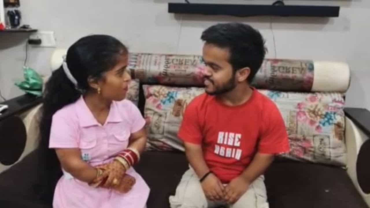 ਤੇਰੀ ਮੇਰੀ ਜੋੜੀ.. 3.8 ਫੁੱਟ ਲੰਬਾ ਲਾੜਾ, 3.6 ਫੁੱਟ ਲੰਮੀ ਲਾੜੀ, ਸੋਸ਼ਲ ਮੀਡੀਆ ਤੇ ਹੋਈ ਵਾਇਰਲ ਤੇਰੀ ਮੇਰੀ ਜੋੜੀ.. 3.8 ਫੁੱਟ ਲੰਬਾ ਲਾੜਾ, 3.6 ਫੁੱਟ ਲੰਮੀ ਲਾੜੀ, ਸੋਸ਼ਲ ਮੀਡੀਆ ਤੇ ਹੋਈ ਵਾਇਰਲ