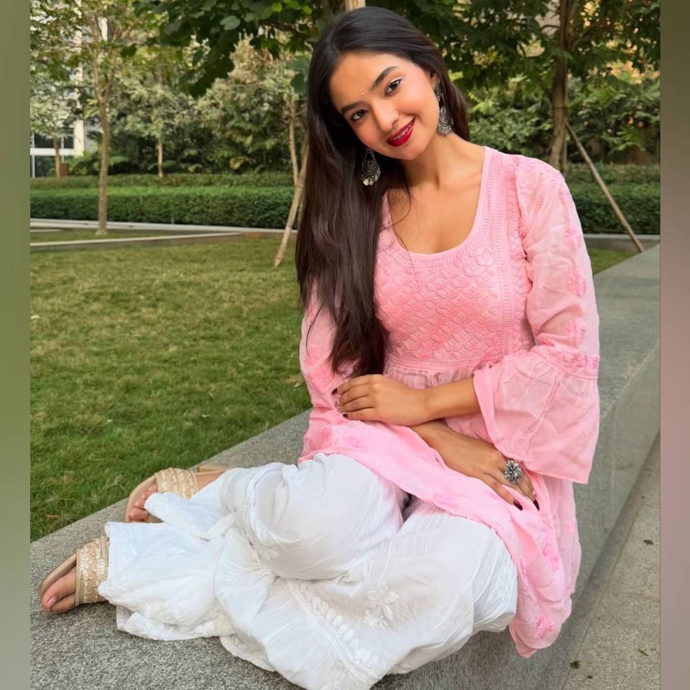 ਵਾਈਟ ਕਲਰ ਦੇ ਸ਼ਰਾਰਾ ਨੇ ਨਾਲ ਅਦਾਕਾਰਾ ਨੇ ਚਿਕਨਕਾਰੀ ਕੁੜਤੀ ਪਾਈ ਹੈ, ਸਲੀਵਜ਼ ਦਾ ਡਿਜ਼ਾਈਨ ਵੀ ਬਹੁਤ ਵਧੀਆ ਲੱਗ ਰਿਹਾ ਹੈ। ਅਦਾਕਾਰਾ ਨੇ ਮੇਕਅਪ, ਖੁੱਲ੍ਹੇ ਵਾਲਾਂ ਅਤੇ ਆਕਸੀਡਾਈਜ਼ਡ ਈਅਰਰਿੰਗਸ ਨਾਲ ਲੁੱਕ ਨੂੰ ਕੰਪਲੀਟ ਕੀਤਾ ਹੈ।