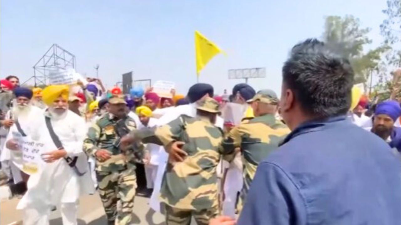 ਅਟਾਰੀ ਸਰਹੱਦ ‘ਤੇ SAD (ਅੰਮ੍ਰਿਤਸਰ) ਦੇ ਵਰਕਰਾਂ ਅਤੇ BSF ਜਵਾਨਾਂ ਵਿਚਾਲੇ ਝੜਪ, ਵਪਾਰ ਸ਼ੁਰੂ ਕਰਨ ਦੀ ਕਰ ਰਹੇ ਸੀ ਮੰਗ ਅਟਾਰੀ ਸਰਹੱਦ ‘ਤੇ SAD (ਅੰਮ੍ਰਿਤਸਰ) ਦੇ ਵਰਕਰਾਂ ਅਤੇ BSF ਜਵਾਨਾਂ ਵਿਚਾਲੇ ਝੜਪ, ਵਪਾਰ ਸ਼ੁਰੂ ਕਰਨ ਦੀ ਕਰ ਰਹੇ ਸੀ ਮੰਗ
