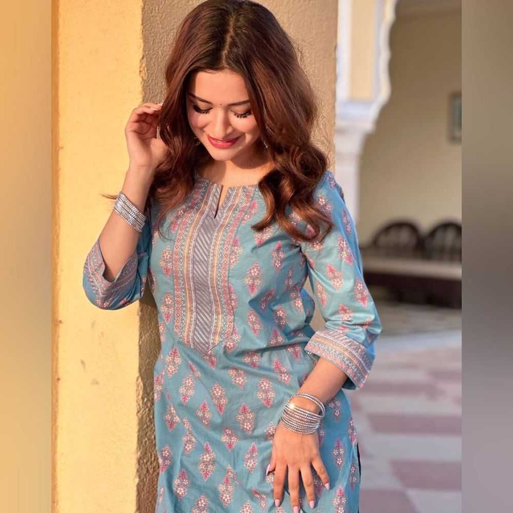 ਅਨਵੀਤ ਕੌਰ ਦਾ ਇਹ ਲੁੱਕ ਸਿੰਪਲ ਅਤੇ ਸੋਬਰ ਲੱਗ ਰਿਹਾ ਹੈ। ਅਦਾਕਾਰਾ ਨੇ ਪ੍ਰਿੰਟਿਡ ਕੁਰਤੀ ਪਾਈ ਹੈ। ਨਾਲ ਹੀ ਲੁੱਕ ਨੂੰ ਮੇਕਅਪ ਅਤੇ ਖੁੱਲ੍ਹੇ ਵਾਲਾਂ ਨਾਲ ਕੰਪਲੀਟ ਕੀਤਾ ਹੈ। ( Credit : avneetkaur_13 )