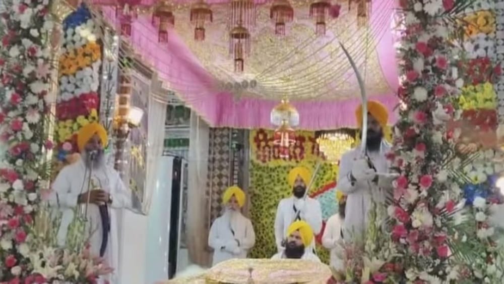 1699 ਈਸਵੀ ਵਿੱਚ ਵਿਸਾਖੀ ਵਾਲੇ ਦਿਨ ਹੀ ਦਸ਼ਮੇਸ਼ ਪਿਤਾ ਨੇ ਪੰਜ ਪਿਆਰੇ ਸਾਜੇ ਸਨ ਅਤੇ ਉਹਨਾਂ ਪੰਜਾਂ ਸਿੰਘਾਂ ਕੋਲੋਂ ਅੰਮ੍ਰਿਤ ਛਕ ਕੇ ਗੁਰੂ ਗੋਬਿੰਦ ਖੁਦ ਸਿੰਘ ਸਜੇ ਸਨ। ਖਾਲਸਾ ਸਾਜਨਾ ਦਿਹਾੜੇ ਅਤੇ ਵਿਸਾਖੀ ਦੇ ਦਿਨ ਨੂੰ ਹਰ ਕੋਈ ਆਪਣੇ ਆਪਣੇ ਤਰੀਕੇ ਨਾਲ ਮਨਾ ਰਿਹਾ ਹੈ।