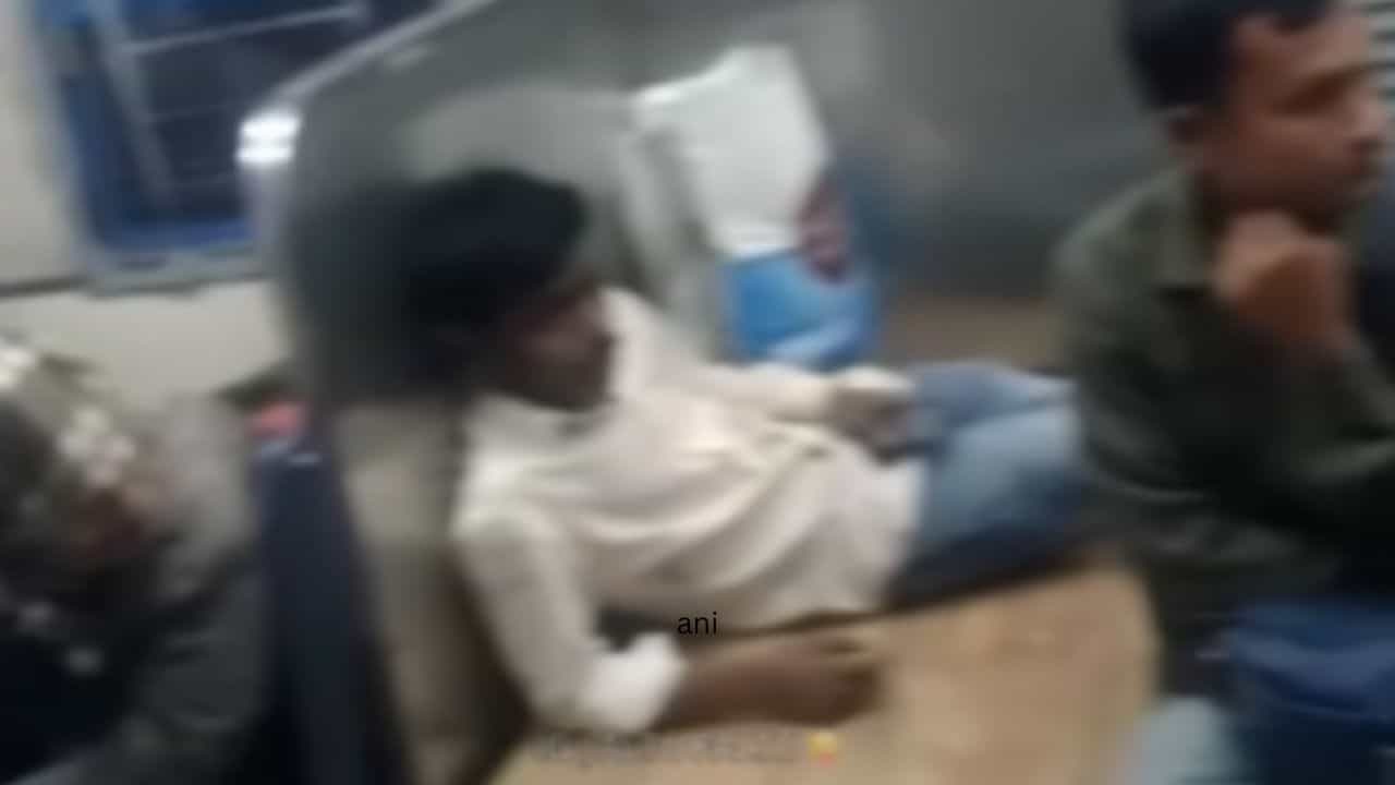 Viral: ਟ੍ਰੇਨ ਚ Bed ਲਗਾ ਕੇ ਸੌਂਦੇ ਦਿਖੇ ਮੁੰਡੇ, ਲੋਕ ਬੋਲੇ- ਆਰਕੈਸਟਰਾ ਦੀ ਹੀ ਕਮੀ ਰਹਿ ਗਈ Viral: ਟ੍ਰੇਨ ਚ Bed ਲਗਾ ਕੇ ਸੌਂਦੇ ਦਿਖੇ ਮੁੰਡੇ, ਲੋਕ ਬੋਲੇ- ਆਰਕੈਸਟਰਾ ਦੀ ਹੀ ਕਮੀ ਰਹਿ ਗਈ