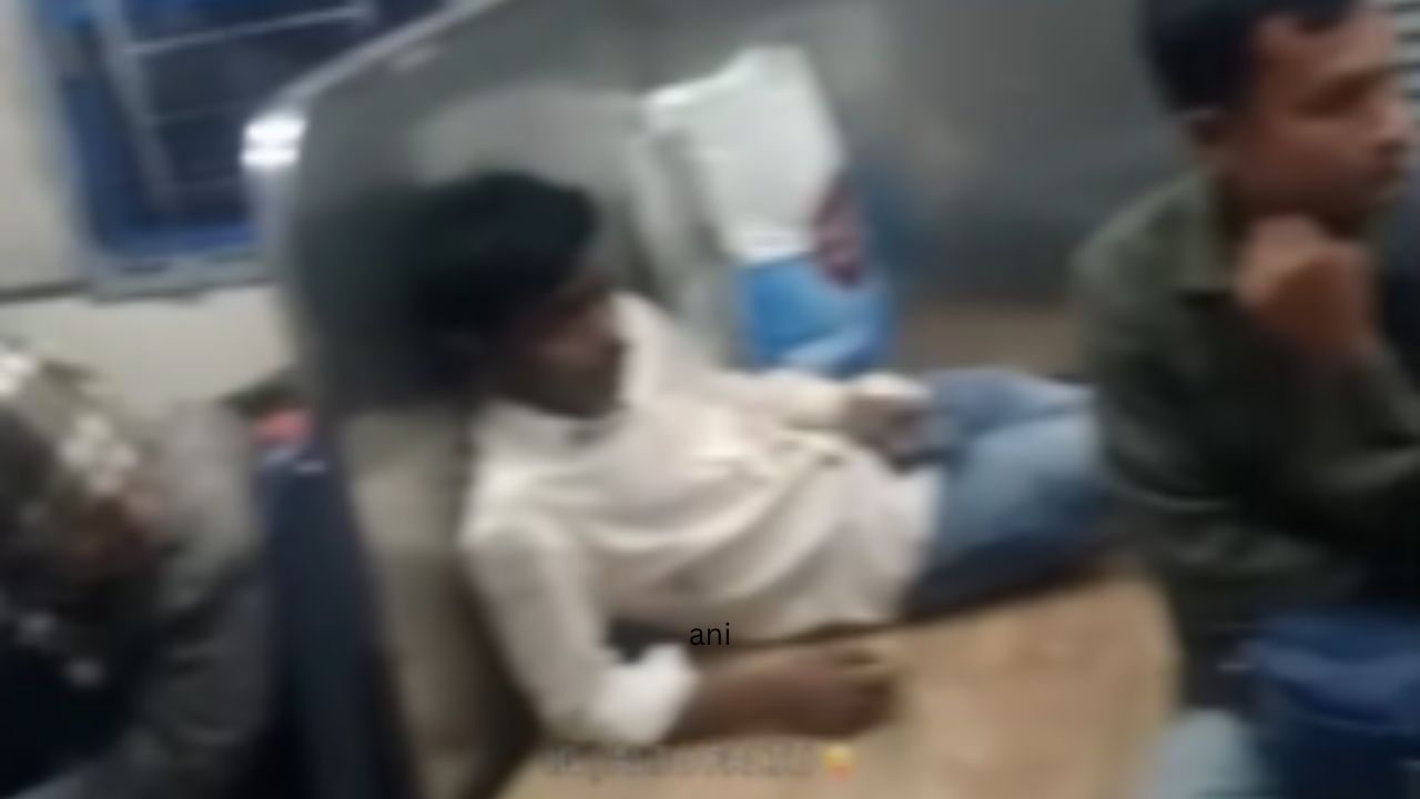 Viral: ਟ੍ਰੇਨ ‘ਚ Bed ਲਗਾ ਕੇ ਸੌਂਦੇ ਦਿਖੇ ਮੁੰਡੇ, ਲੋਕ ਬੋਲੇ- ਆਰਕੈਸਟਰਾ ਦੀ ਹੀ ਕਮੀ ਰਹਿ ਗਈ Viral: ਟ੍ਰੇਨ ‘ਚ Bed ਲਗਾ ਕੇ ਸੌਂਦੇ ਦਿਖੇ ਮੁੰਡੇ, ਲੋਕ ਬੋਲੇ- ਆਰਕੈਸਟਰਾ ਦੀ ਹੀ ਕਮੀ ਰਹਿ ਗਈ