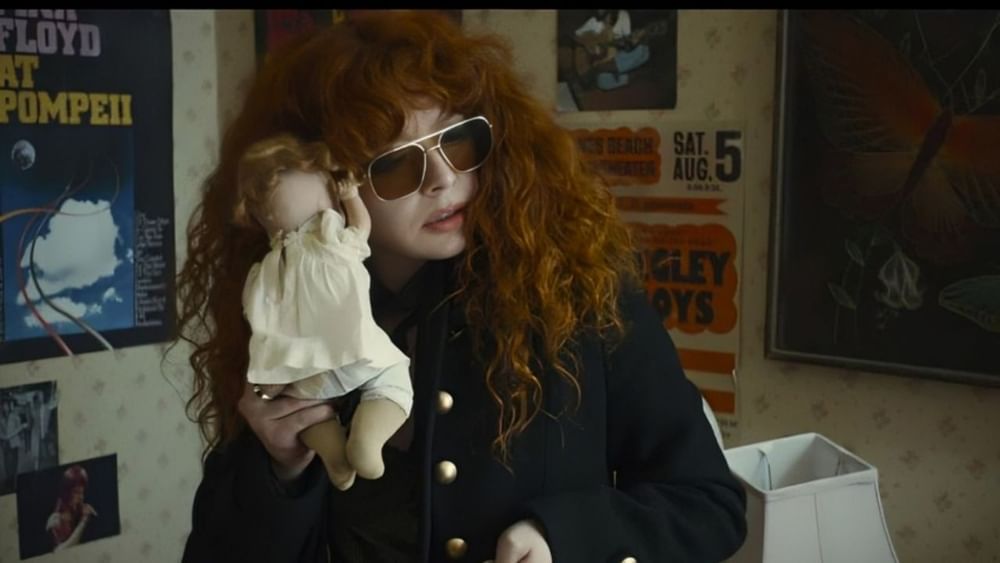 Russian Doll: ਇਹ ਲੜੀ ਇਸ ਸ਼ੈਲੀ ਵਿੱਚ ਥੋੜ੍ਹੀ ਵੱਖਰੀ ਹੈ। ਇਹ ਇੱਕ ਡਾਰਕ ਕਾਮੇਡੀ ਹੈ, ਜਿਸ ਵਿੱਚ ਟਾਈਮ ਲੂਪ ਦਾ Concept ਦਿਖਾਇਆ ਗਿਆ ਹੈ। ਇੱਥੇ ਅਸੀਂ ਨਤਾਸ਼ਾ ਲਿਓਨੀ (ਨਾਦੀਆ) ਦੇ ਕਿਰਦਾਰ ਨੂੰ ਦੇਖਦੇ ਹਾਂ ਜੋ ਆਪਣੇ 36ਵੇਂ ਜਨਮਦਿਨ 'ਤੇ ਮਰ ਜਾਂਦੀ ਹੈ ਅਤੇ ਵਾਰ-ਵਾਰ ਜ਼ਿੰਦਾ ਹੋ ਜਾਂਦੀ ਹੈ। ਉਸਦਾ ਸਾਥੀ ਐਲਨ (ਚਾਰਲੀ ਬਾਰਨੇਟ) ਵੀ ਇਸ ਸਮੇਂ ਦੇ ਚੱਕਰ ਵਿੱਚ ਫਸ ਜਾਂਦਾ ਹੈ। ਨਾਦੀਆ ਦੀਆਂ ਬਿੰਦਾਸ ਗੱਲਾਂ ਅਤੇ ਹਾਸੋਹੀਣੀਆਂ ਭਿਆਨਕ ਮੌਤਾਂ ਤੁਹਾਨੂੰ ਹਸਾ ਦੇਣਗੀਆਂ। ਇਹ ਸੀਰੀਜ਼, 13 ਐਮੀ ਨਾਮਜ਼ਦਗੀਆਂ ਵਾਲੀ, ਐਮੀ ਪੋਹਲਰ ਅਤੇ ਲੈਸਲੀ ਹੈੱਡਲੈਂਡ ਦੀ ਰਚਨਾ ਹੈ।